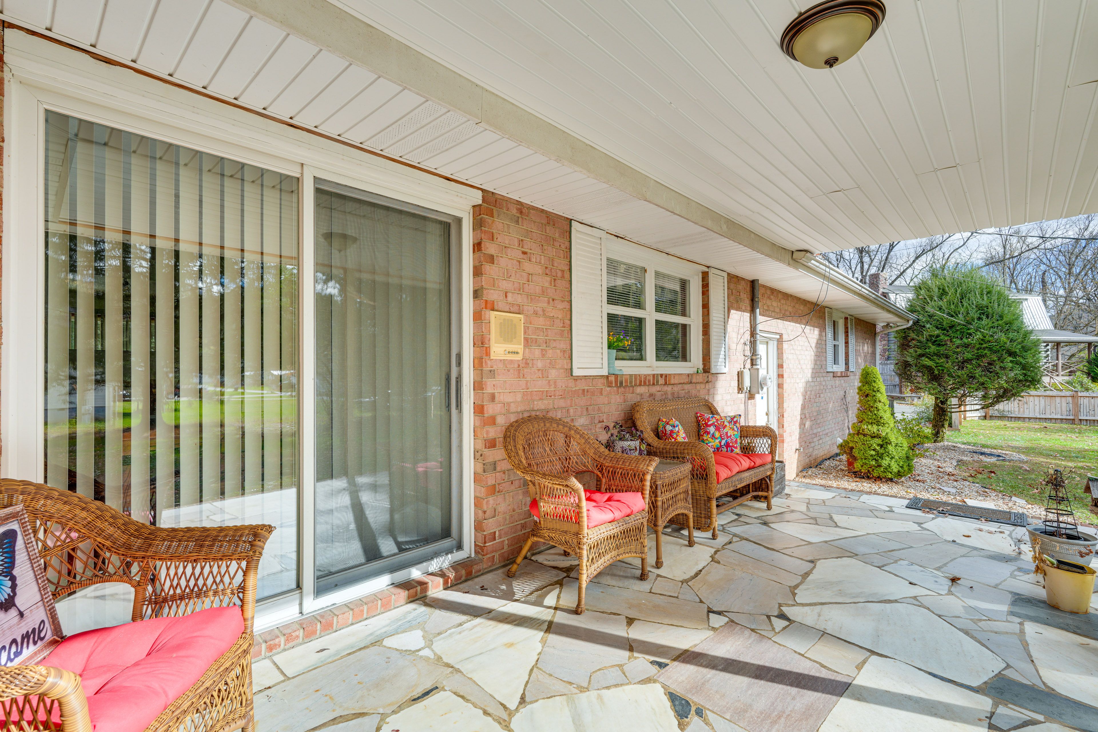 Front Porch w/ Seating