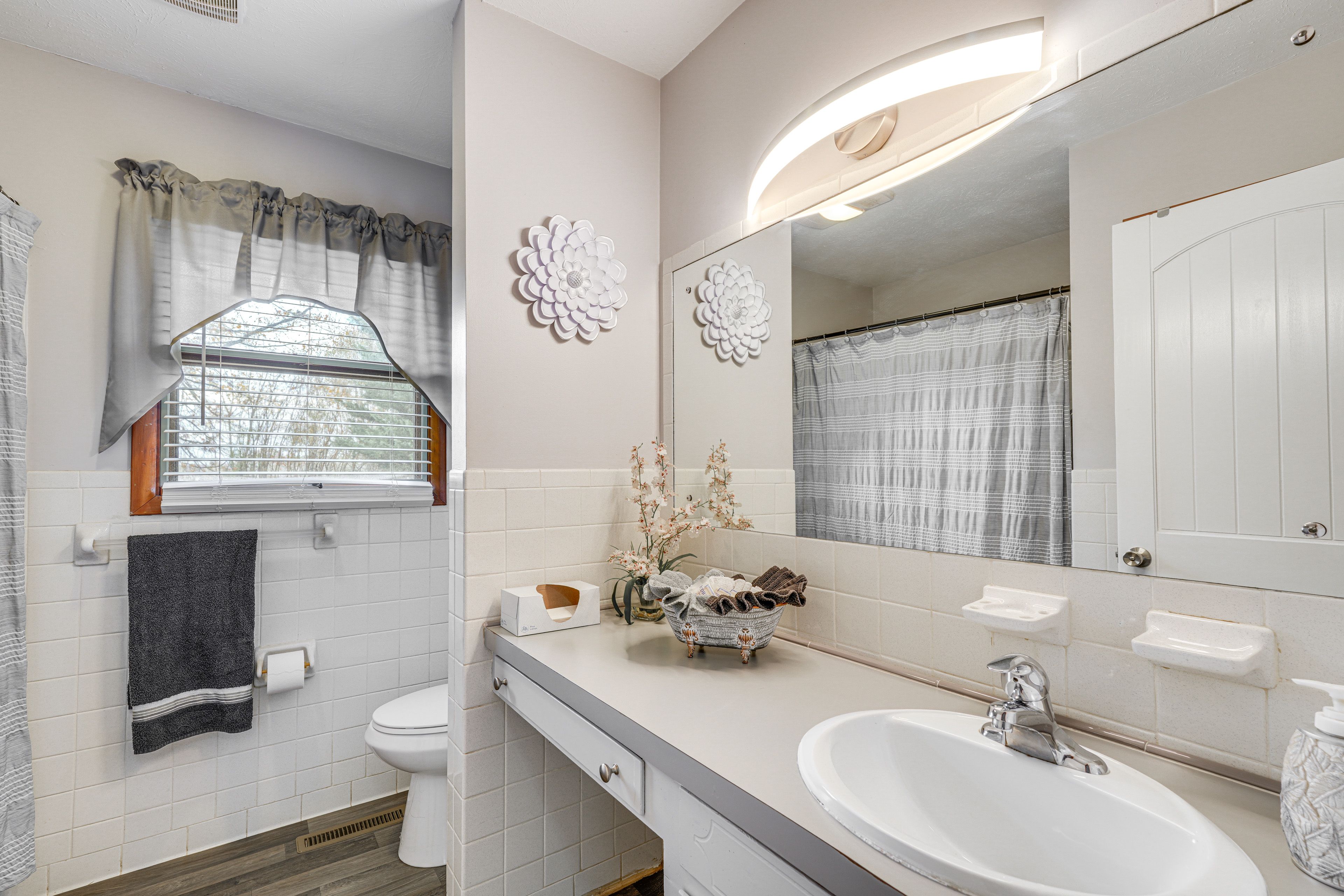 Full Bathroom | Main Level | Towels Provided