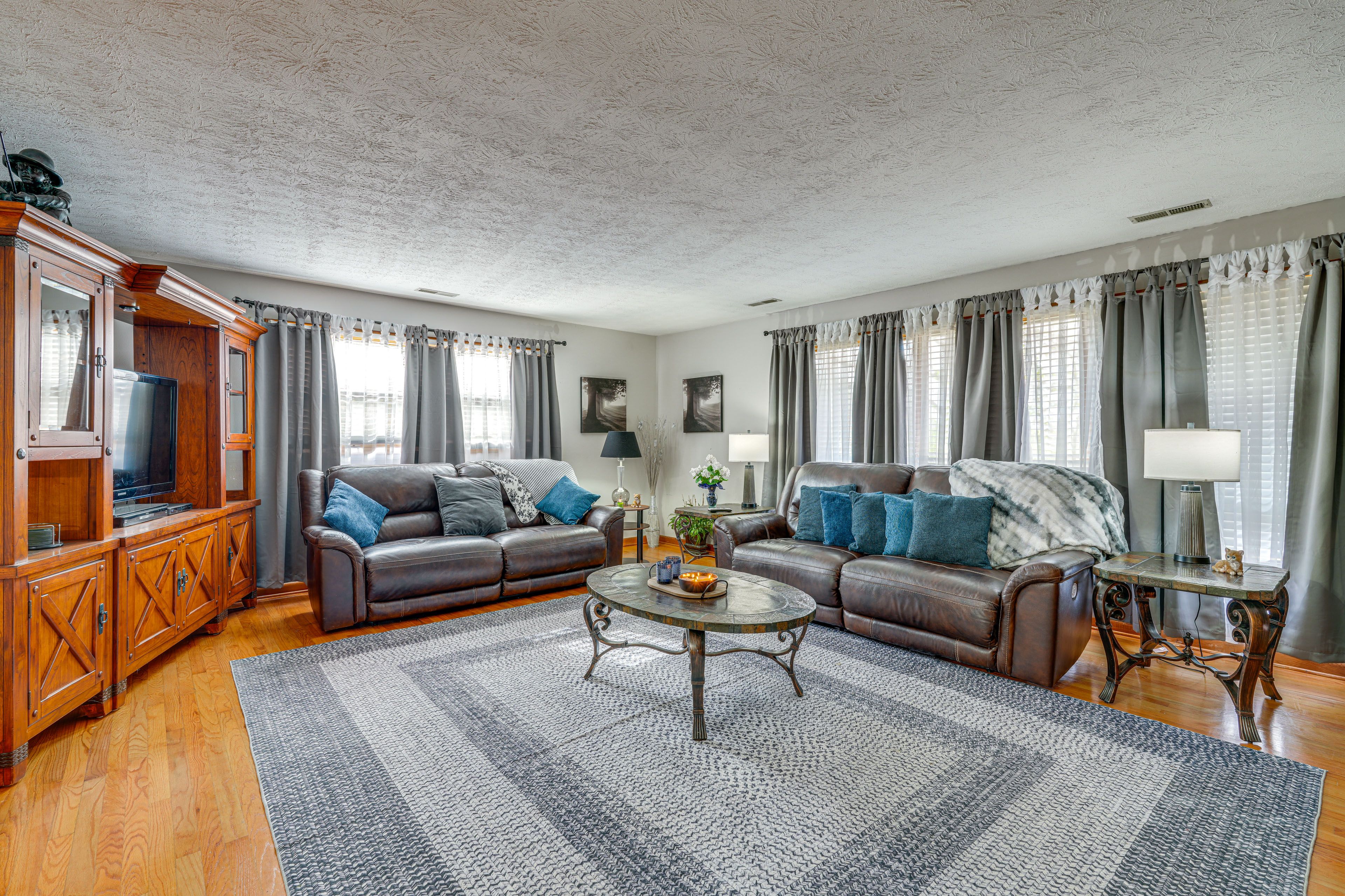 Living Room | Free WiFi | Main Level | Central A/C & Heating