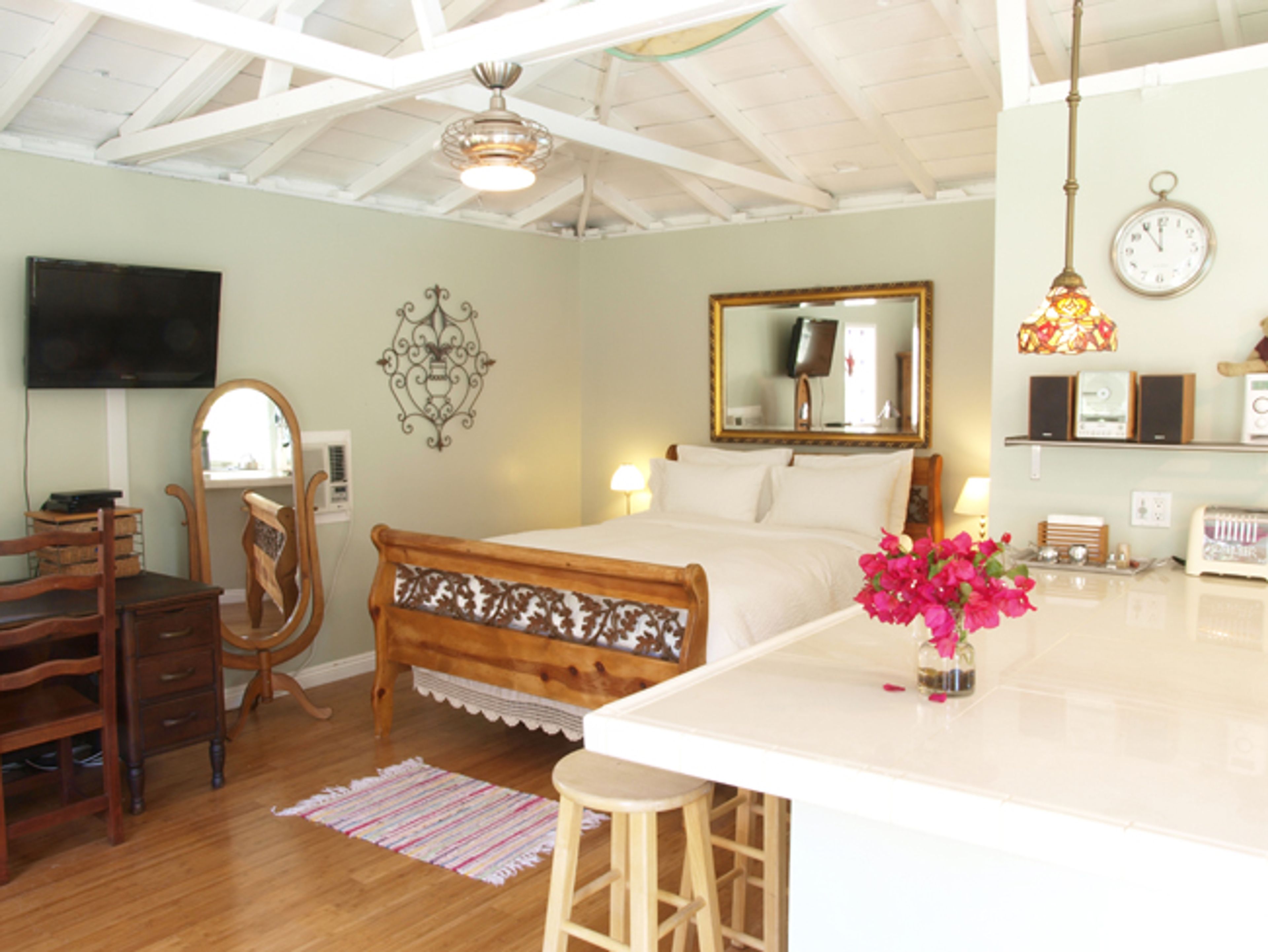 Studio | Queen Bed | Linens Provided