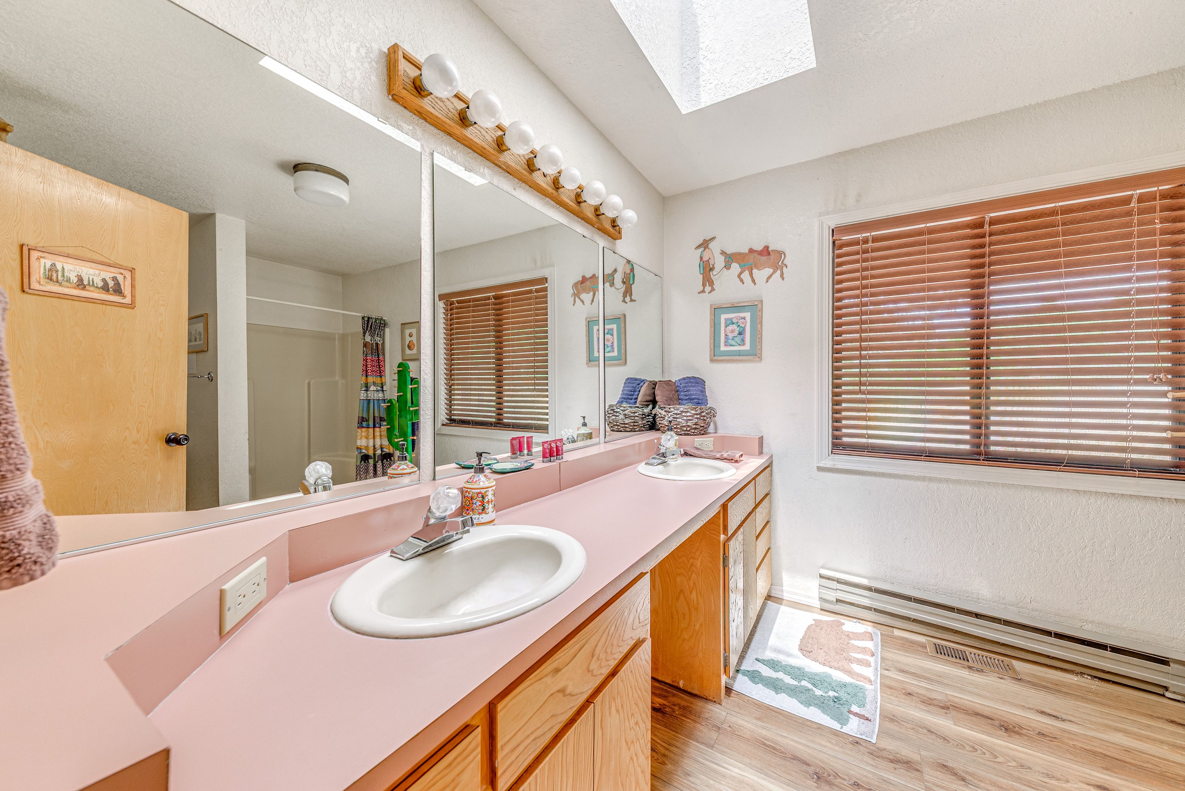 Full Bathroom | Linens & Towels Provided