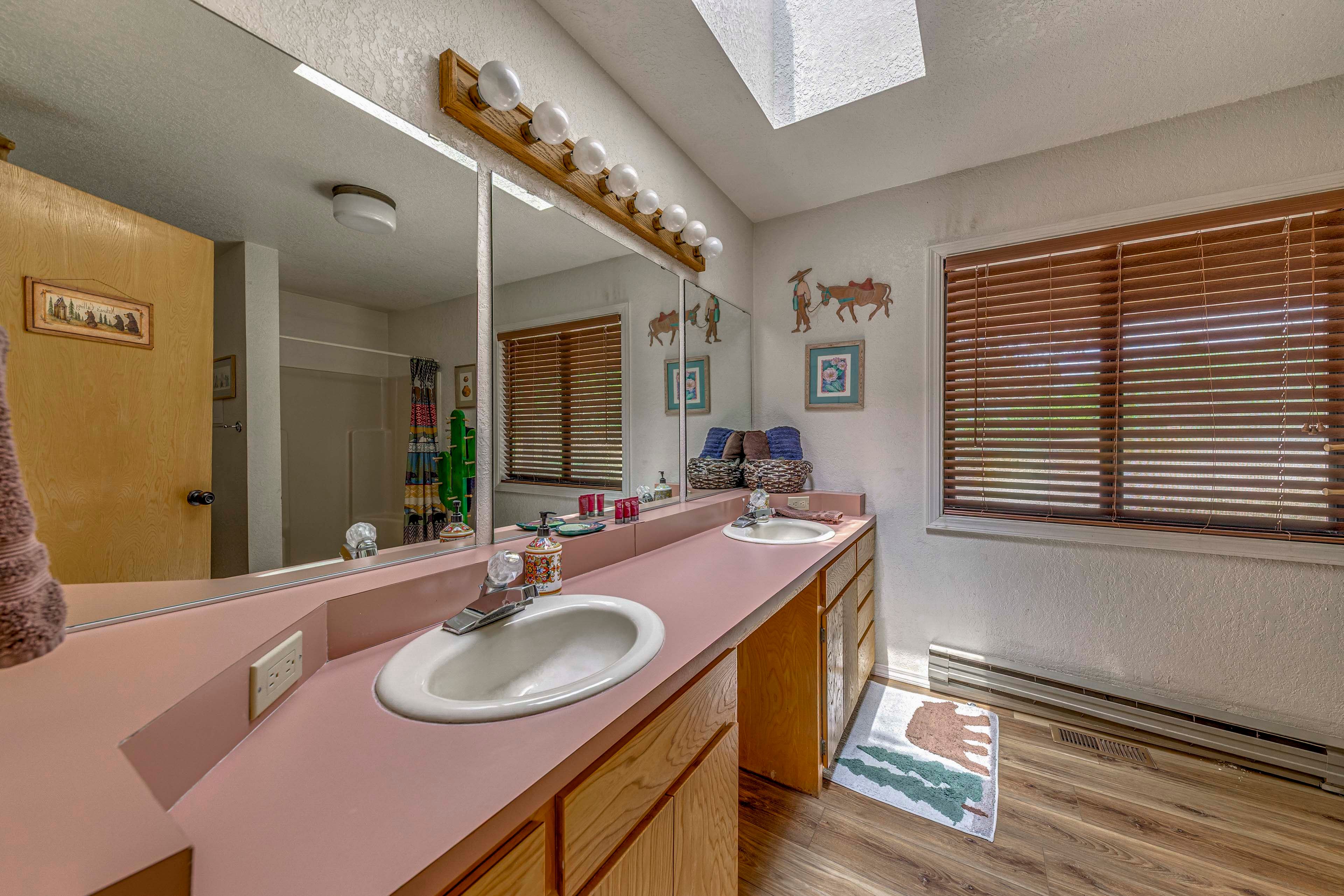 Full Bathroom | Linens & Towels Provided
