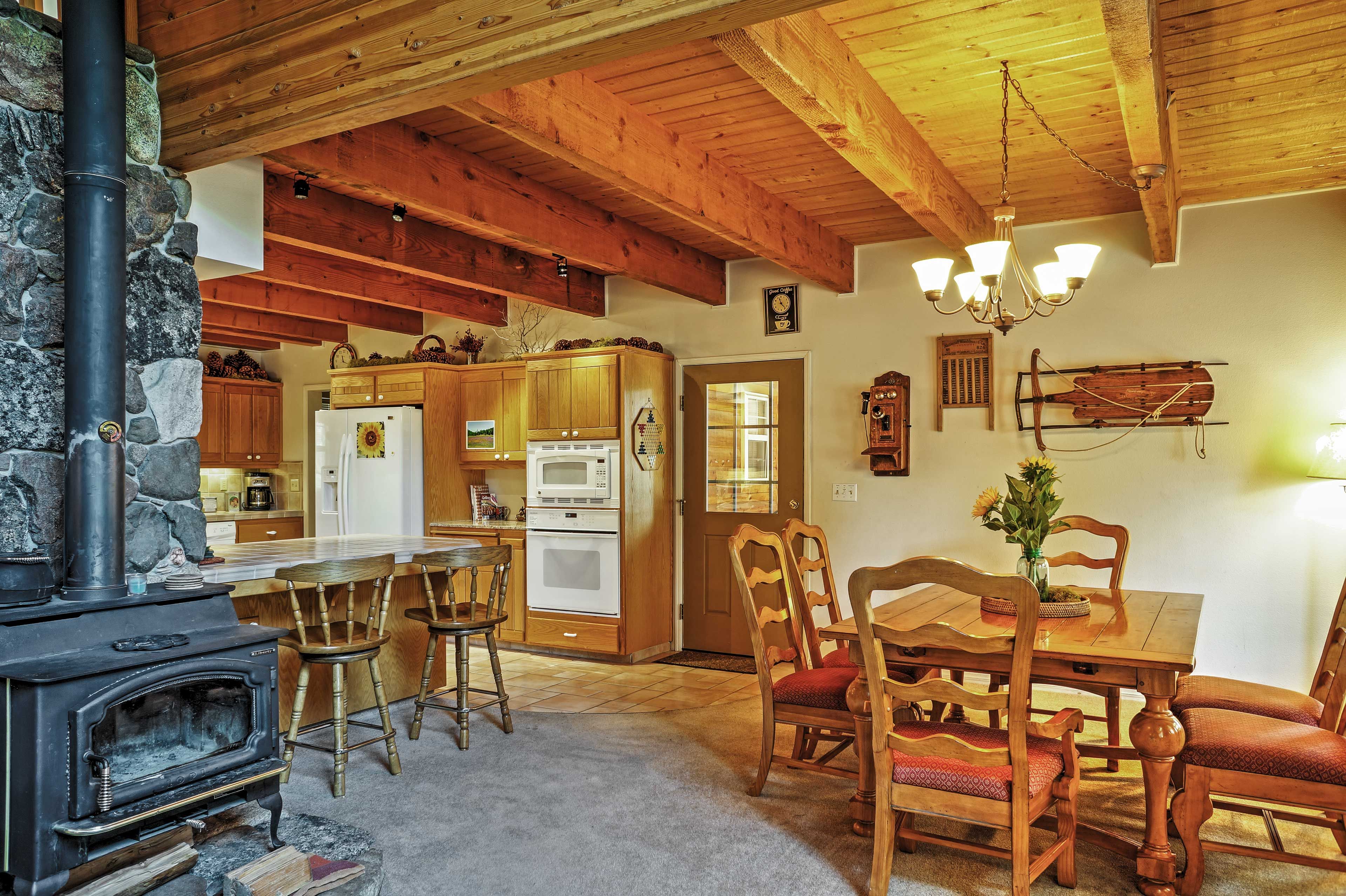 Dining Room | 1st Floor | Dishware/Flatware Provided