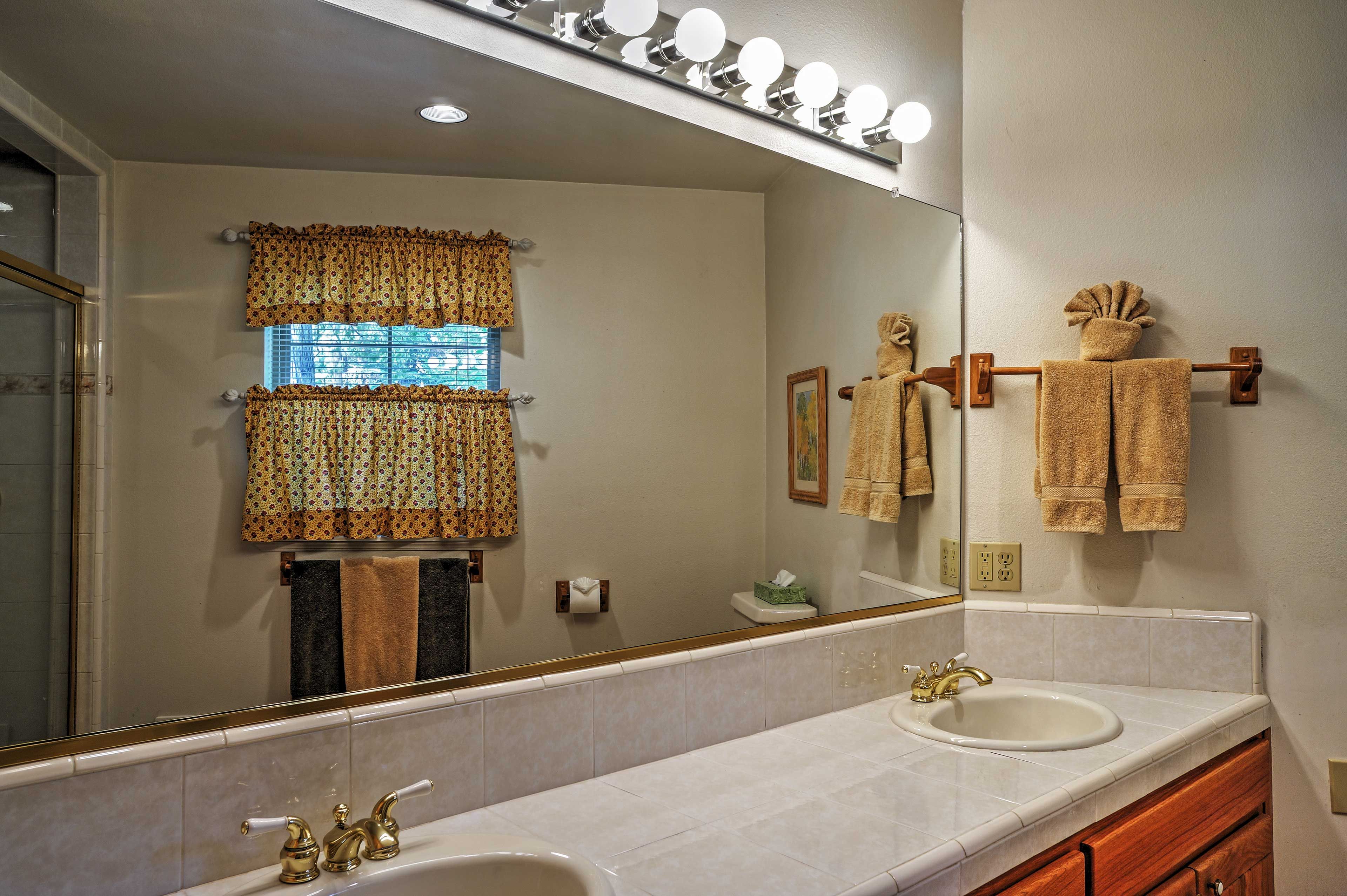Bathroom | 1st Floor | Towels Provided
