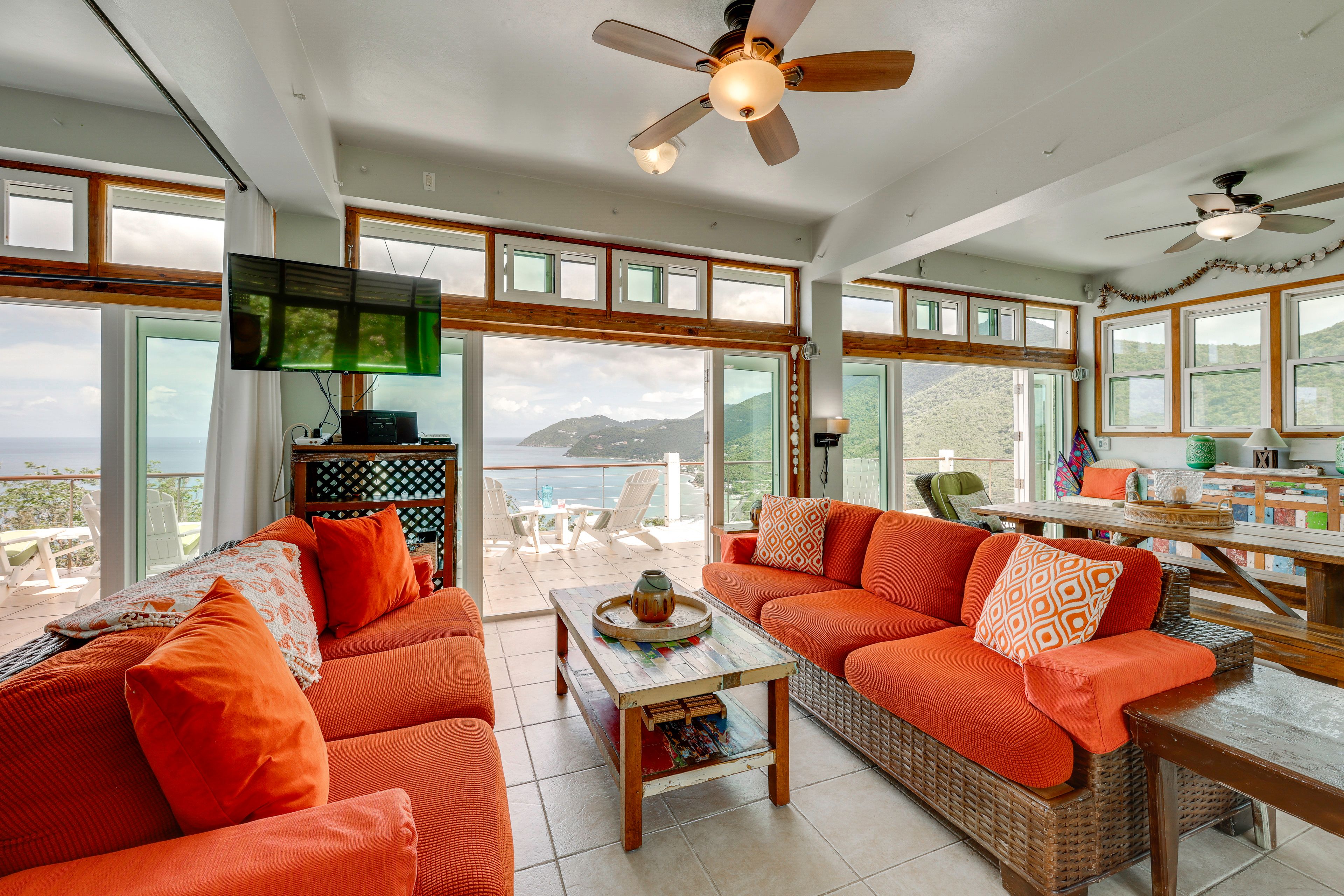 Living Area | Queen Bed | Ocean View