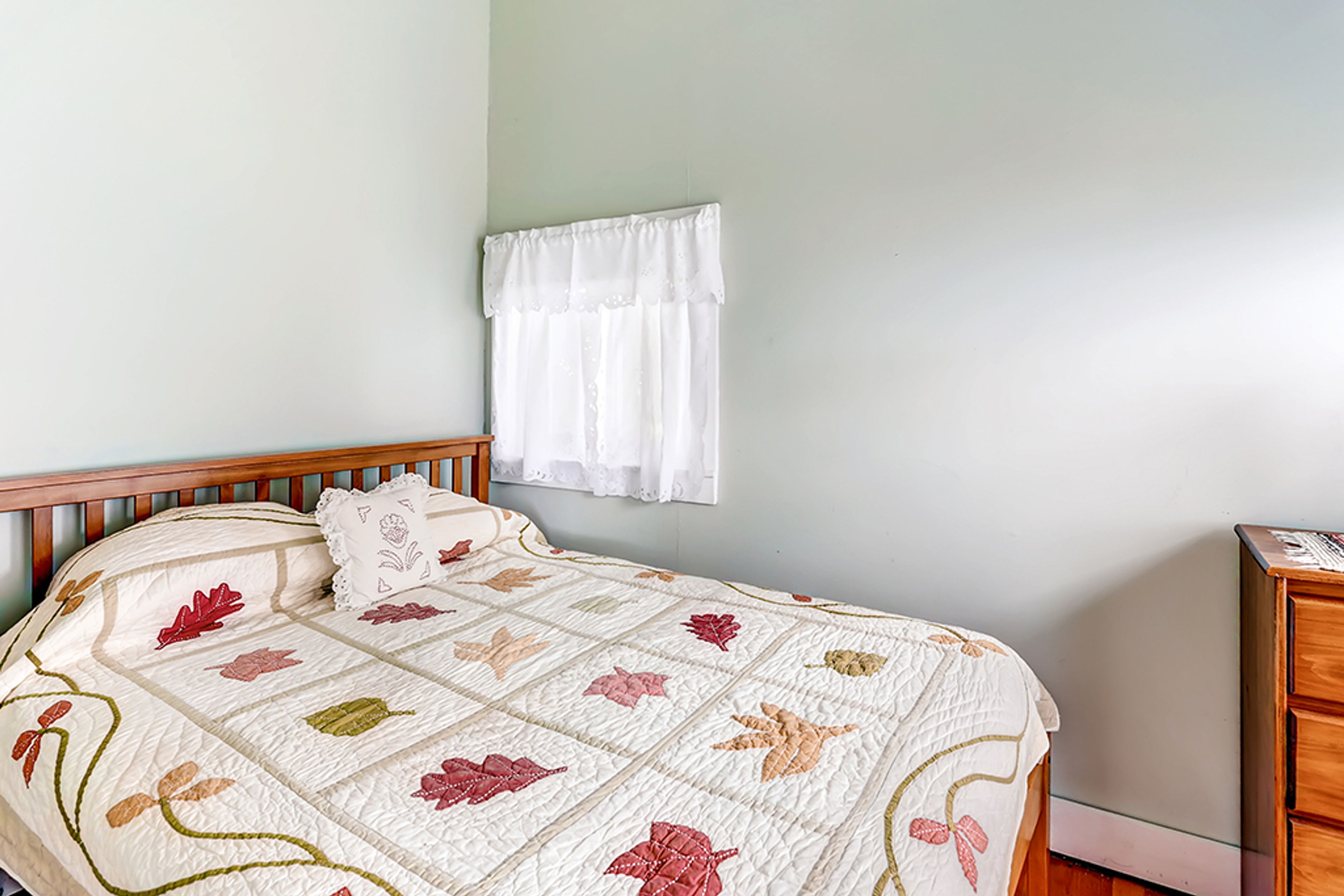 This  bedroom offers a full bed.