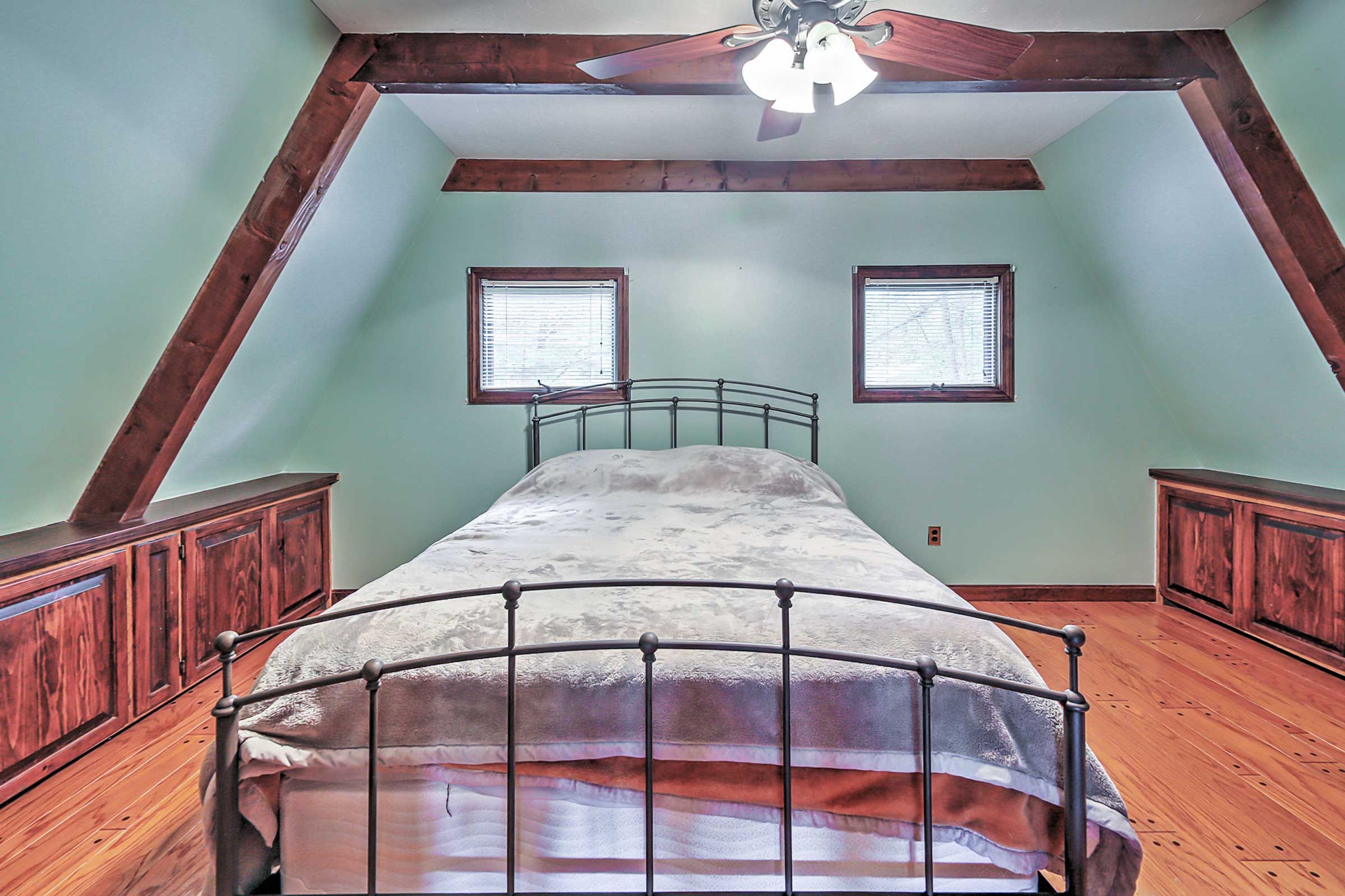 Bedroom 3 | Queen Bed