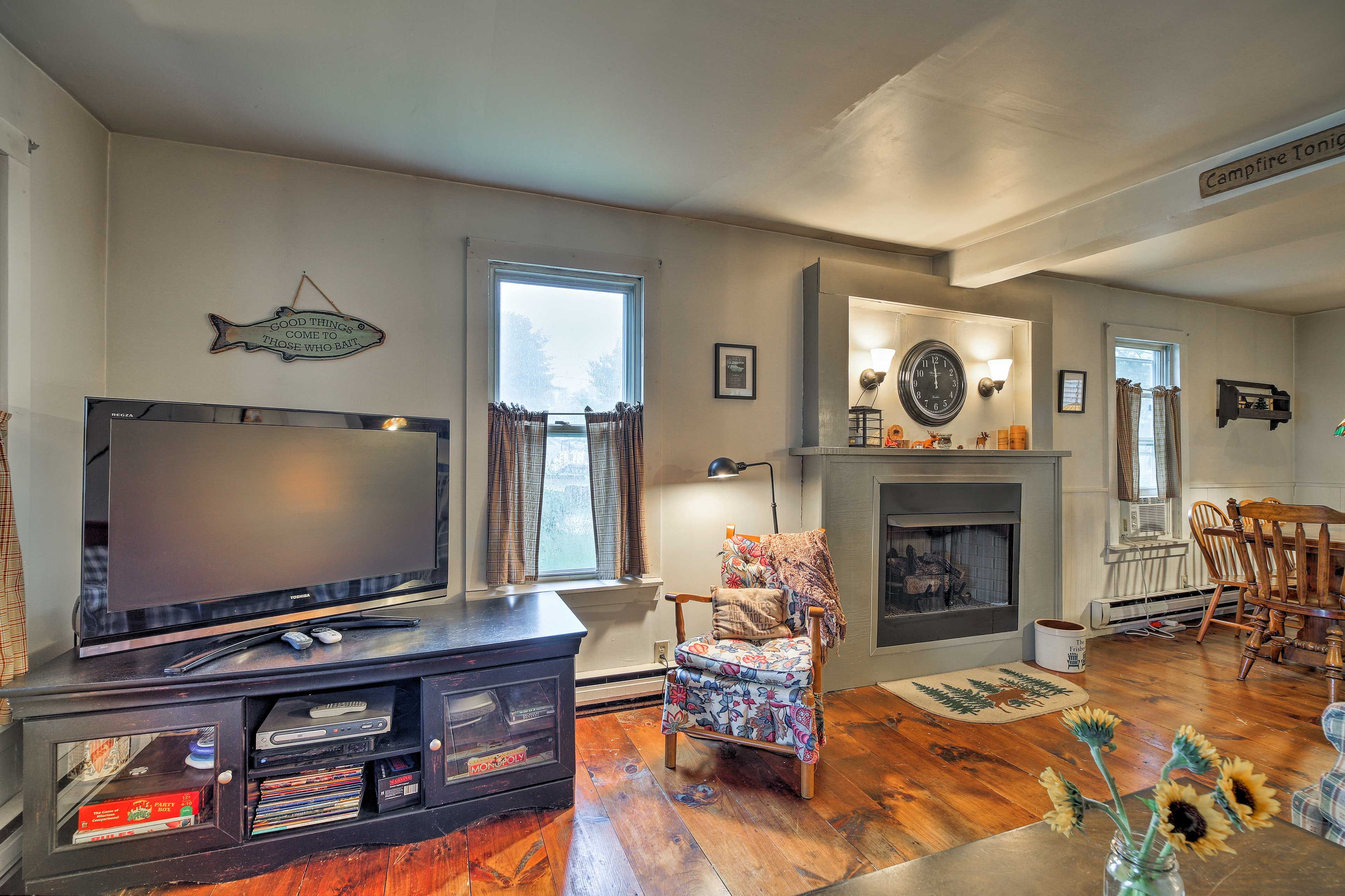 Living Room | 2 Sleeper Sofas | Free WiFi | Central Heat | Cable TV