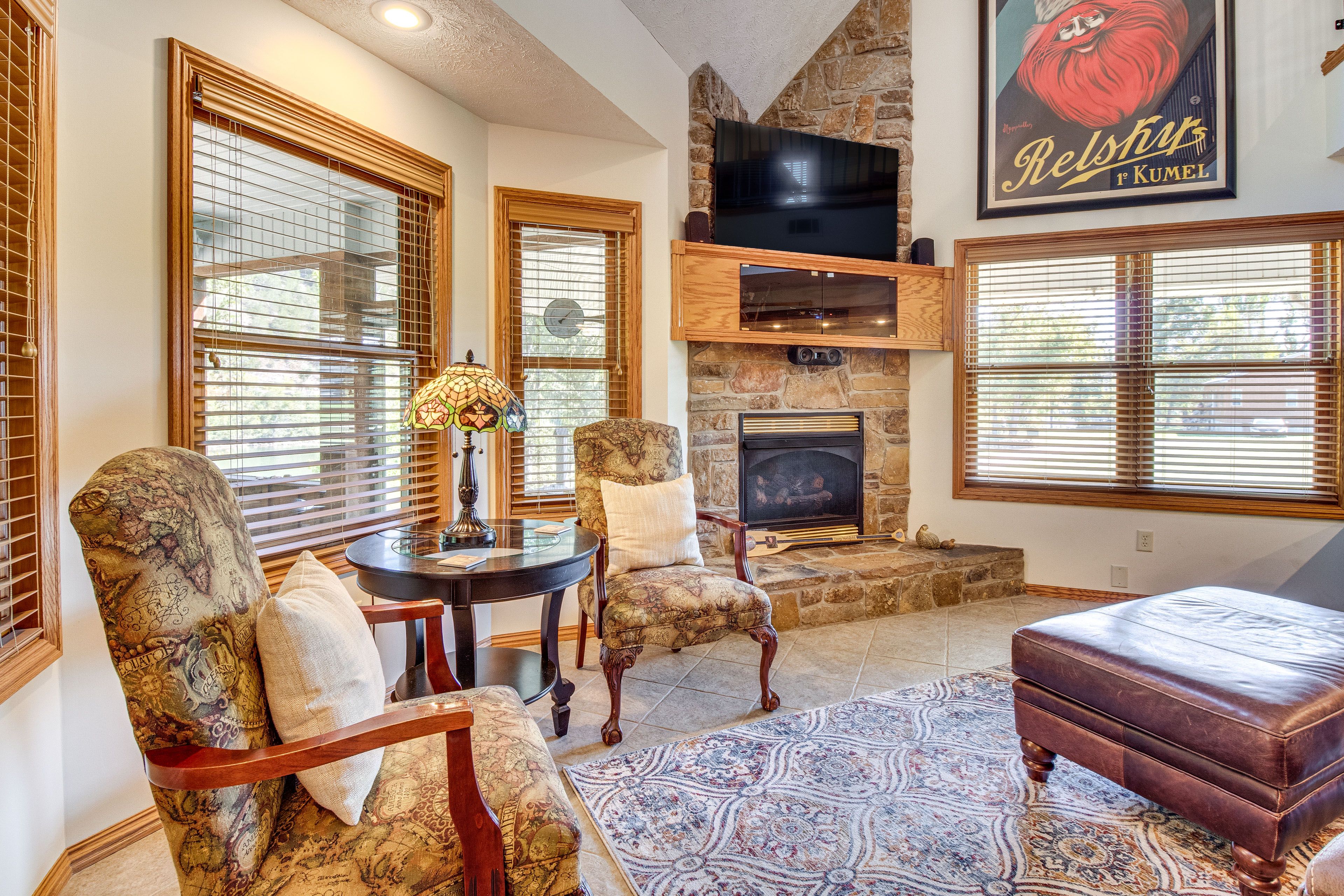Living Room | Cable TV | Free WiFi | Central Heat & A/C