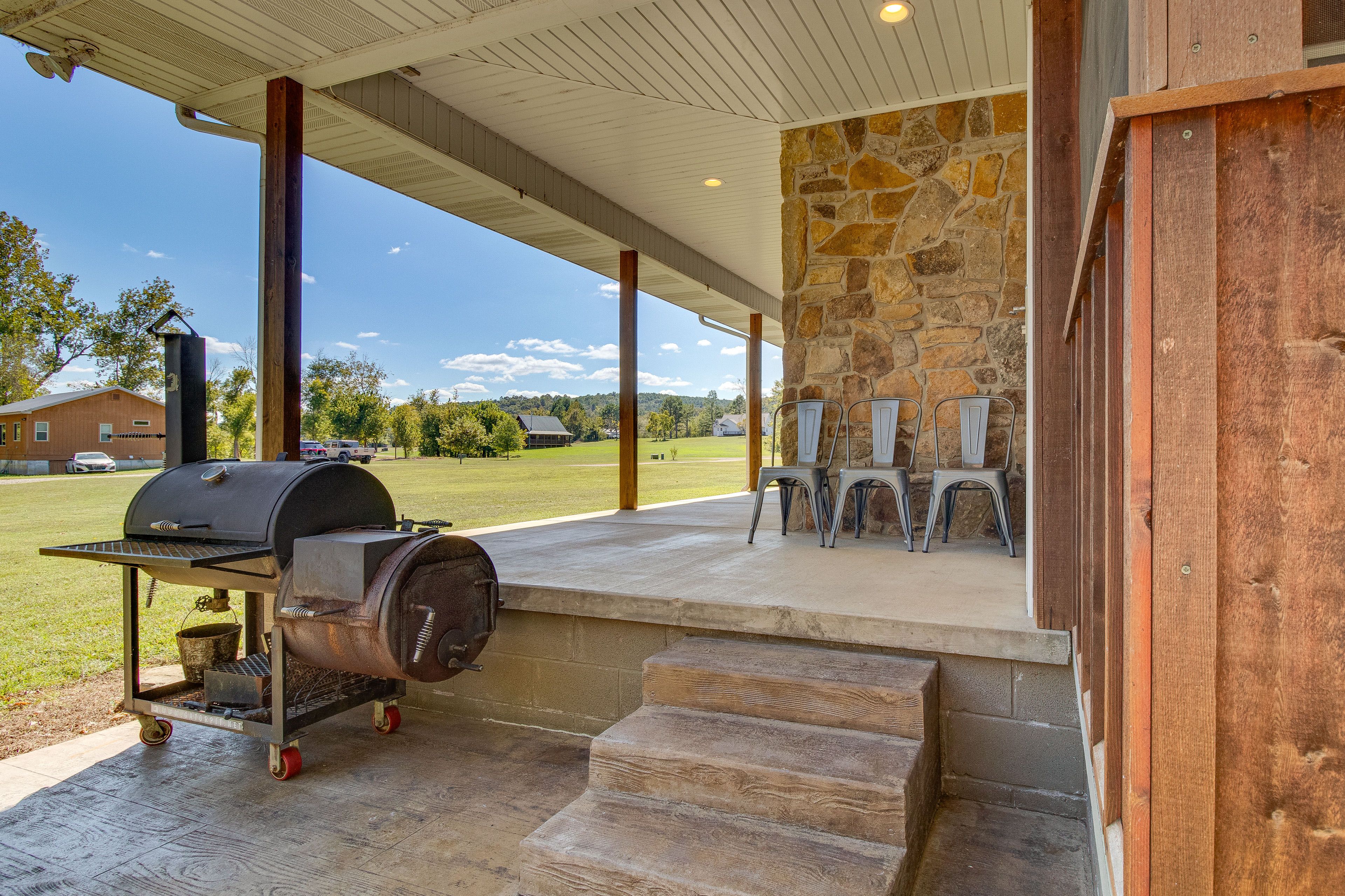 Deck | Smoker | Picnic Tables