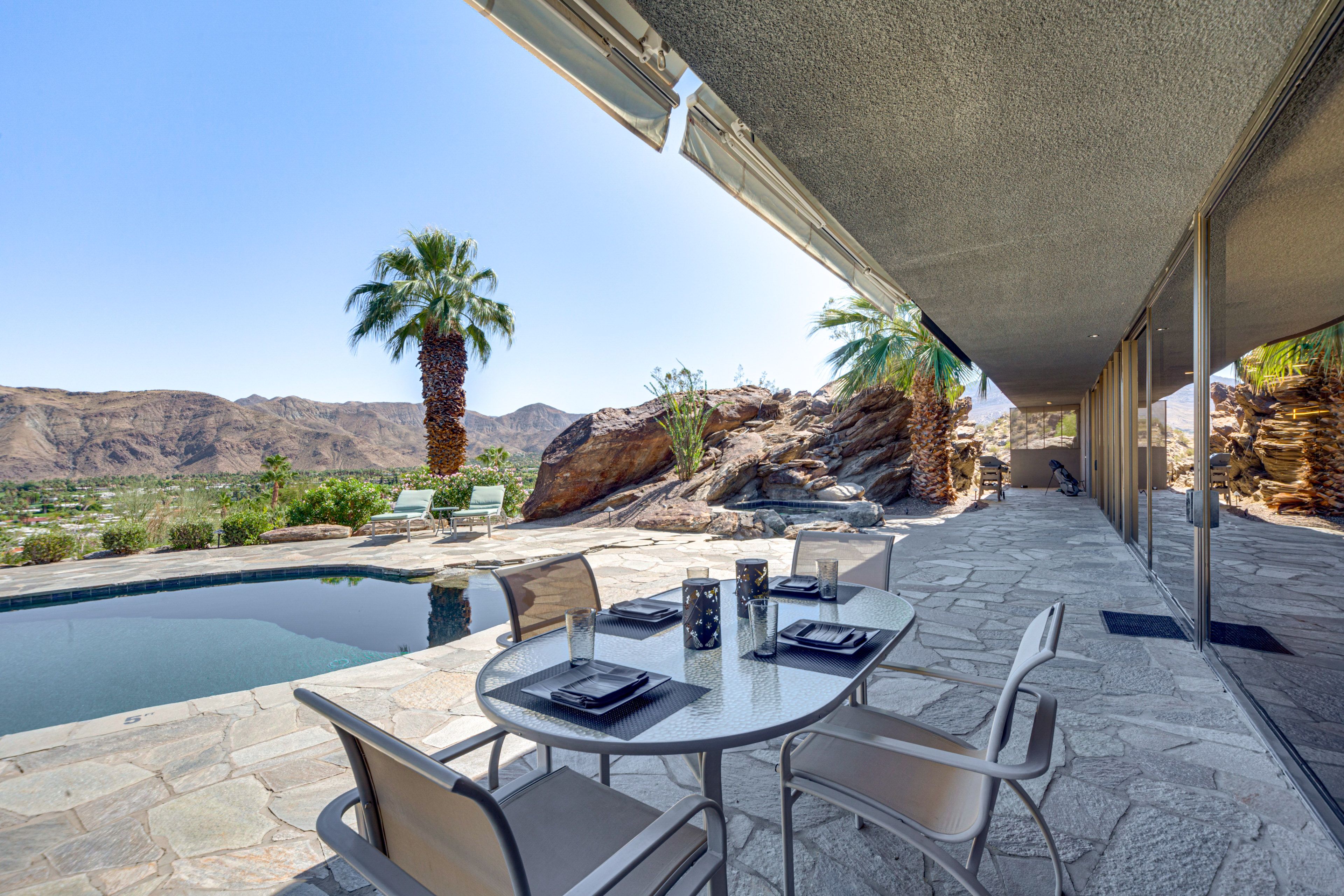 Patio | Outdoor Dining