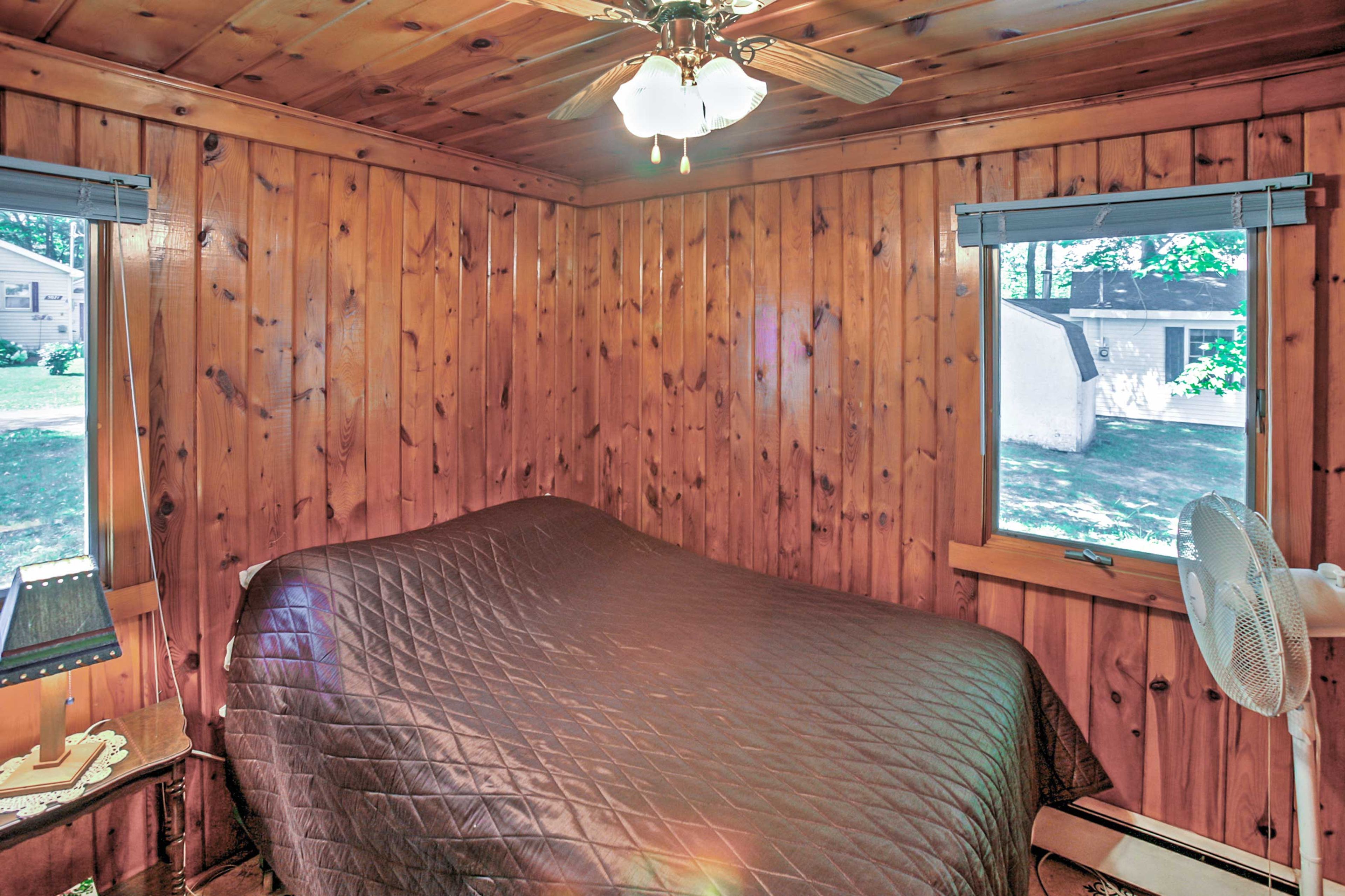 Bedroom 1 | Queen Bed