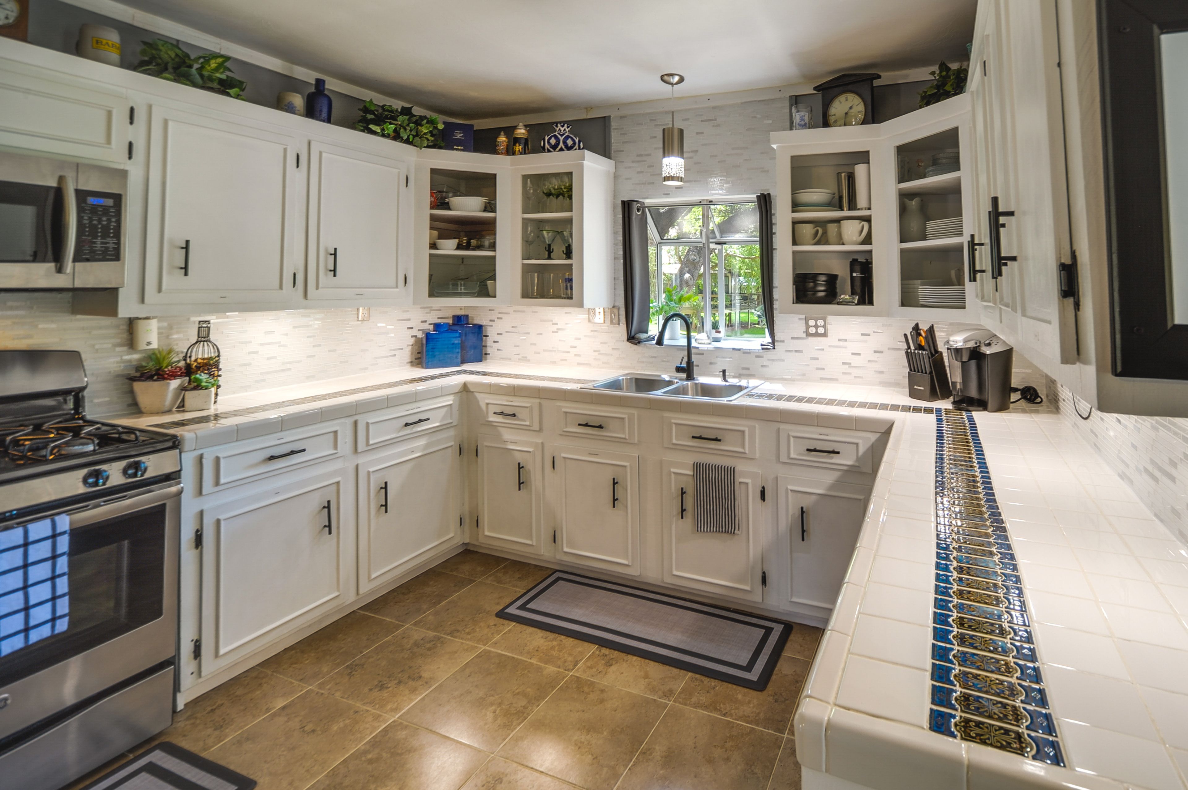 Kitchen | Single Story | Trash Bags & Paper Towels
