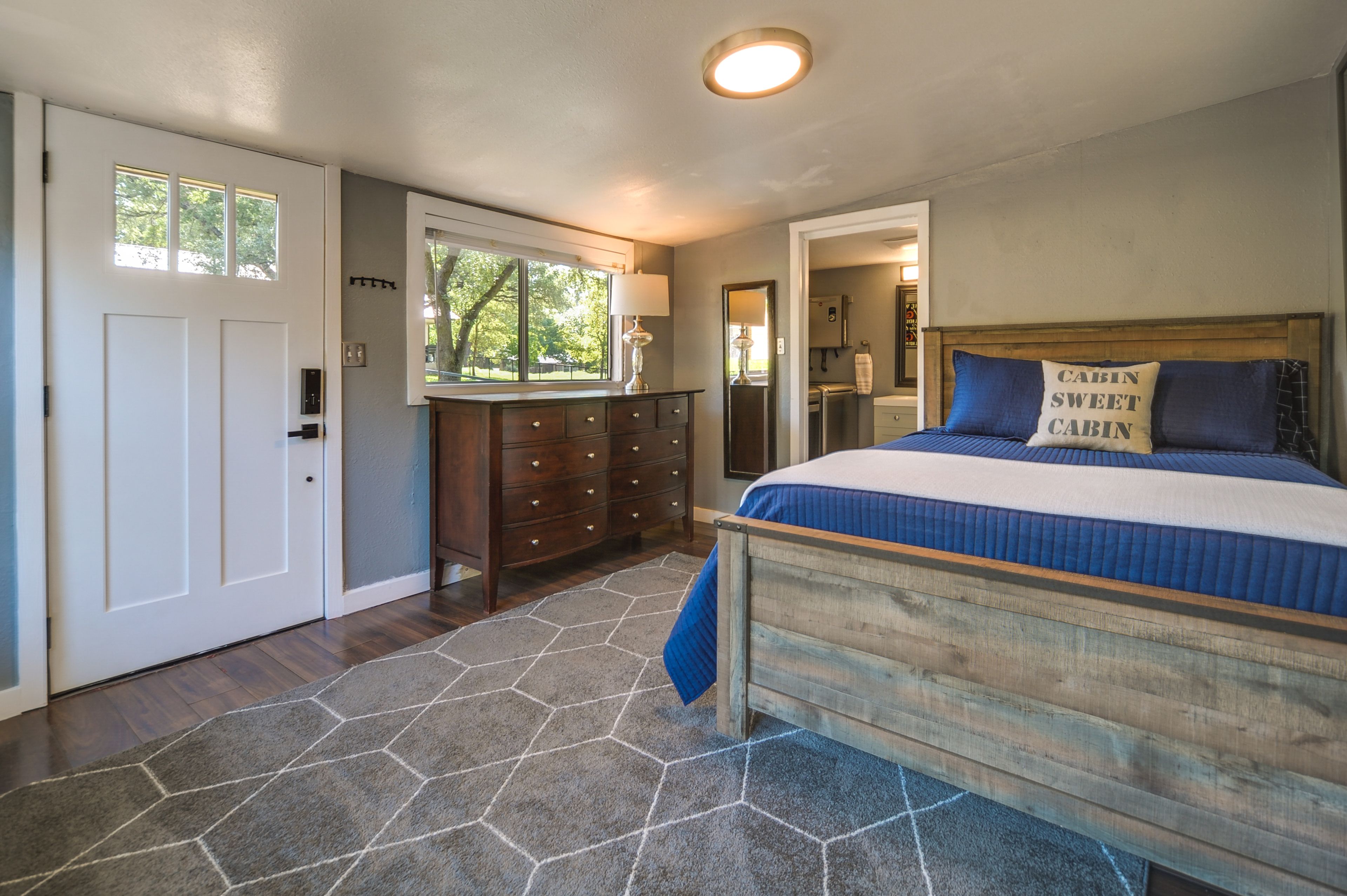 Bedroom 1 | Queen Bed