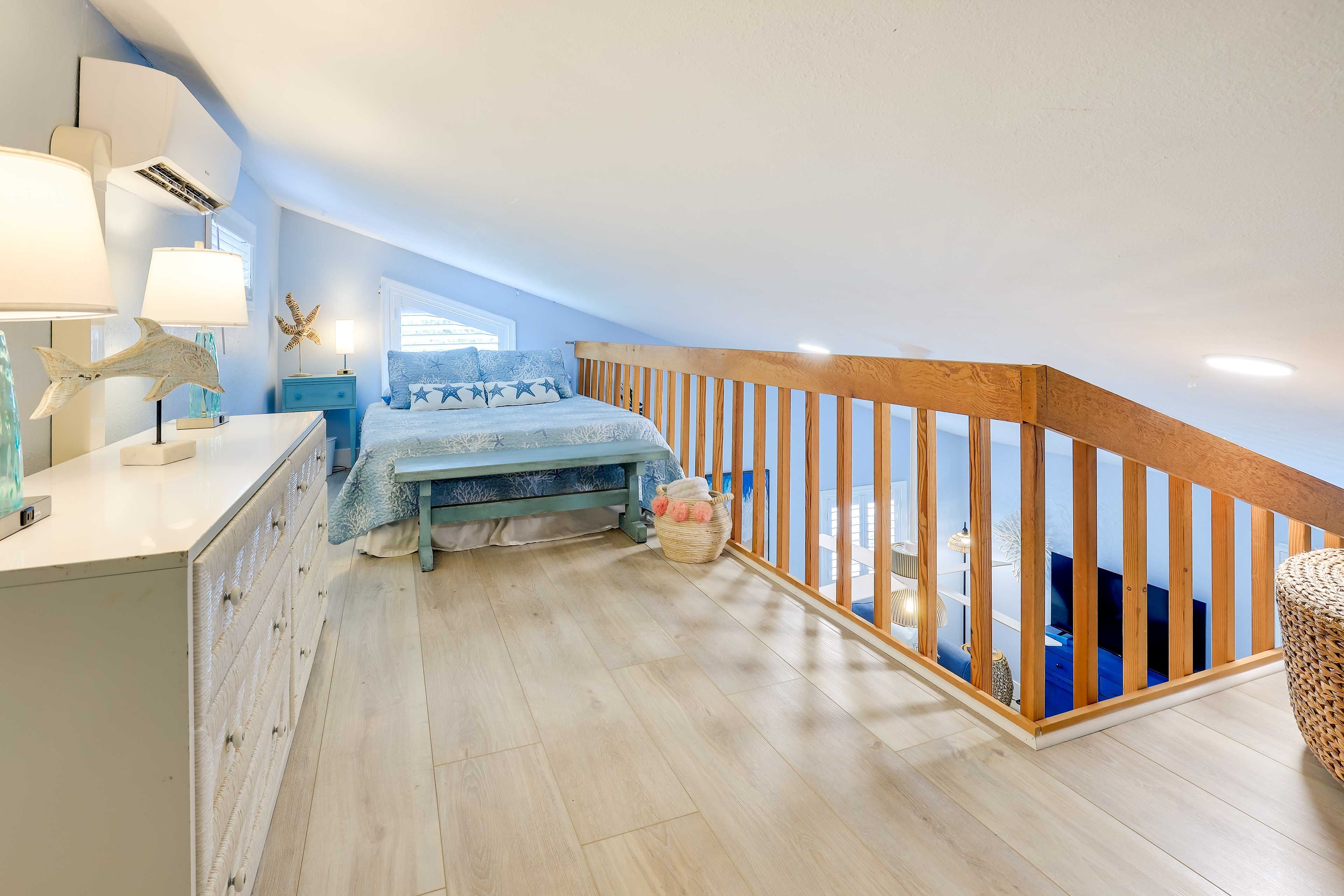 Bedroom (Open Loft) | Queen Bed w/ Serta Mattress