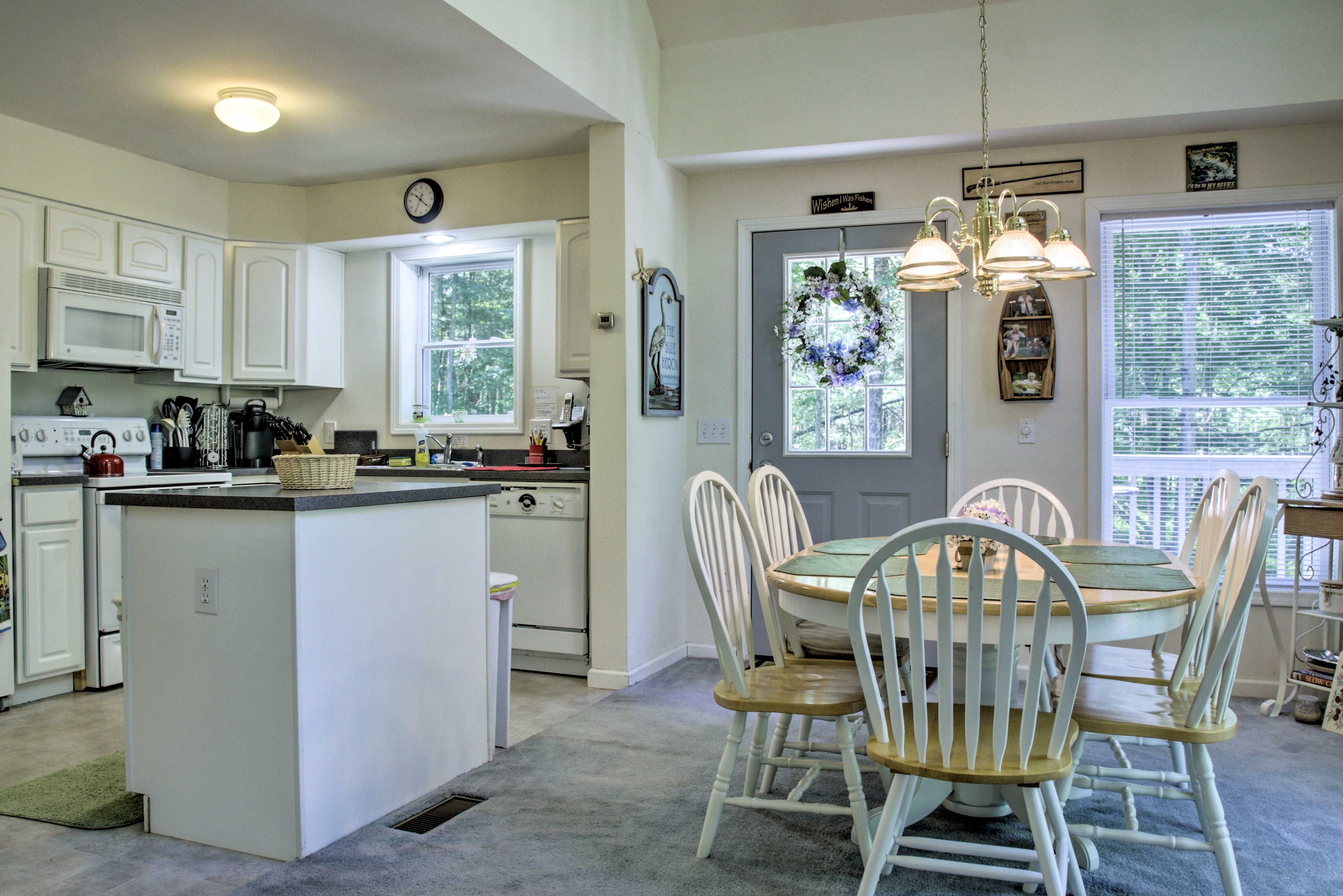 Dining Room | Dishware/Flatware Provided