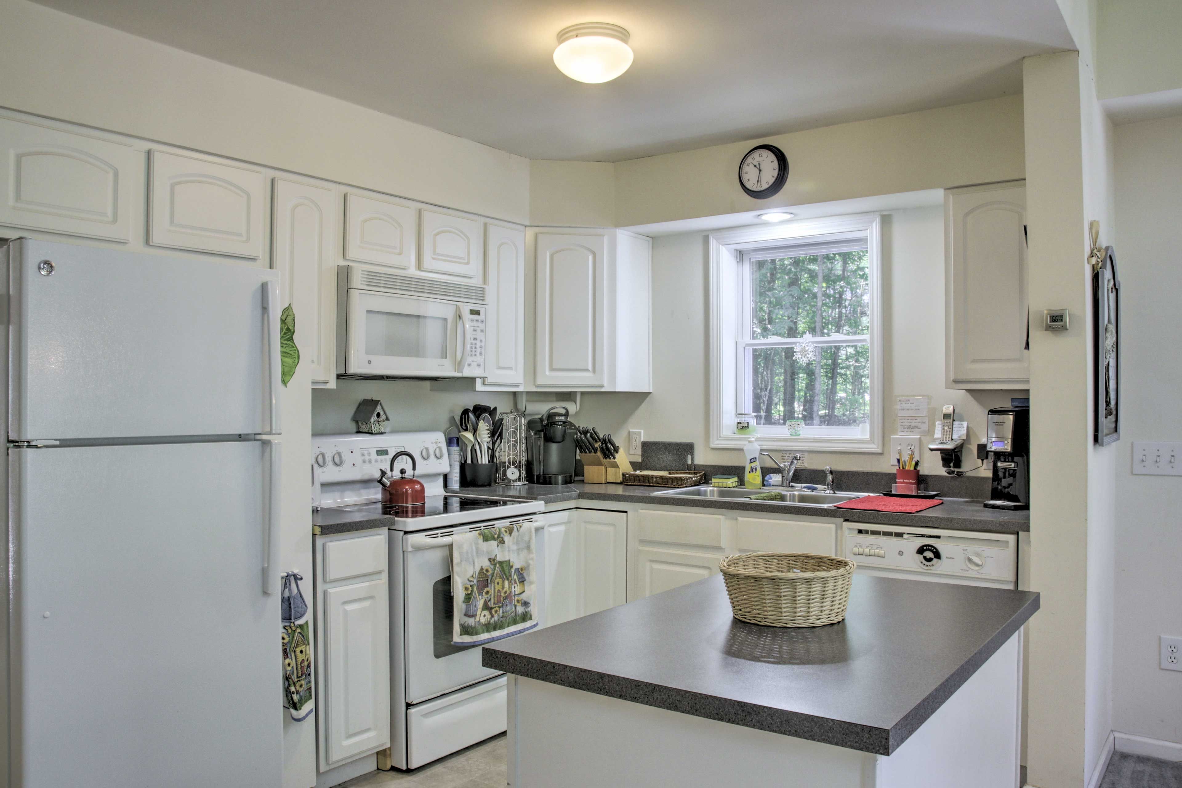 Fully Equipped Kitchen | Full Knife Set | Trash Bags/Paper Towels Provided