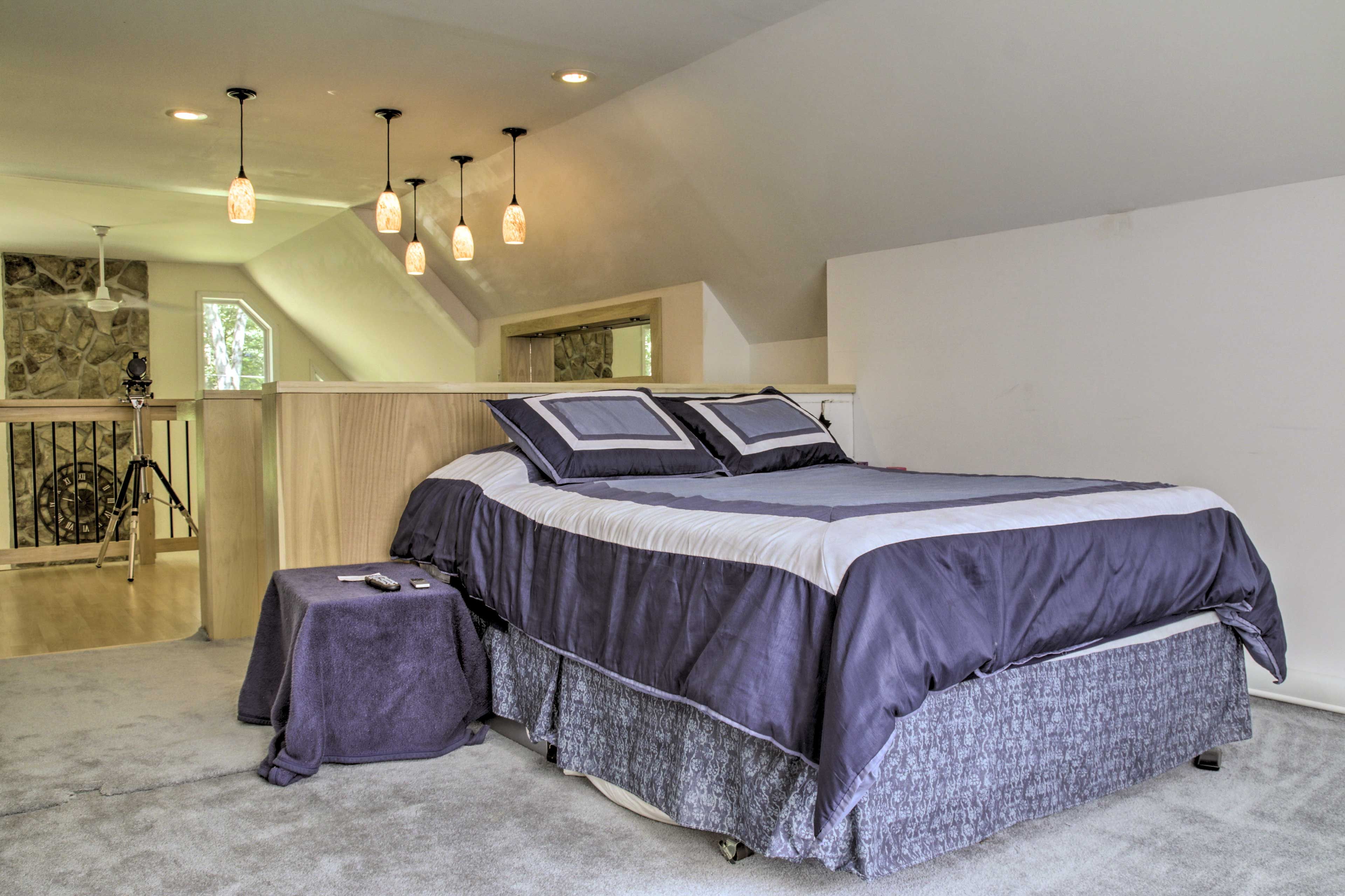 Loft | Additional Sleeping | Queen Bed