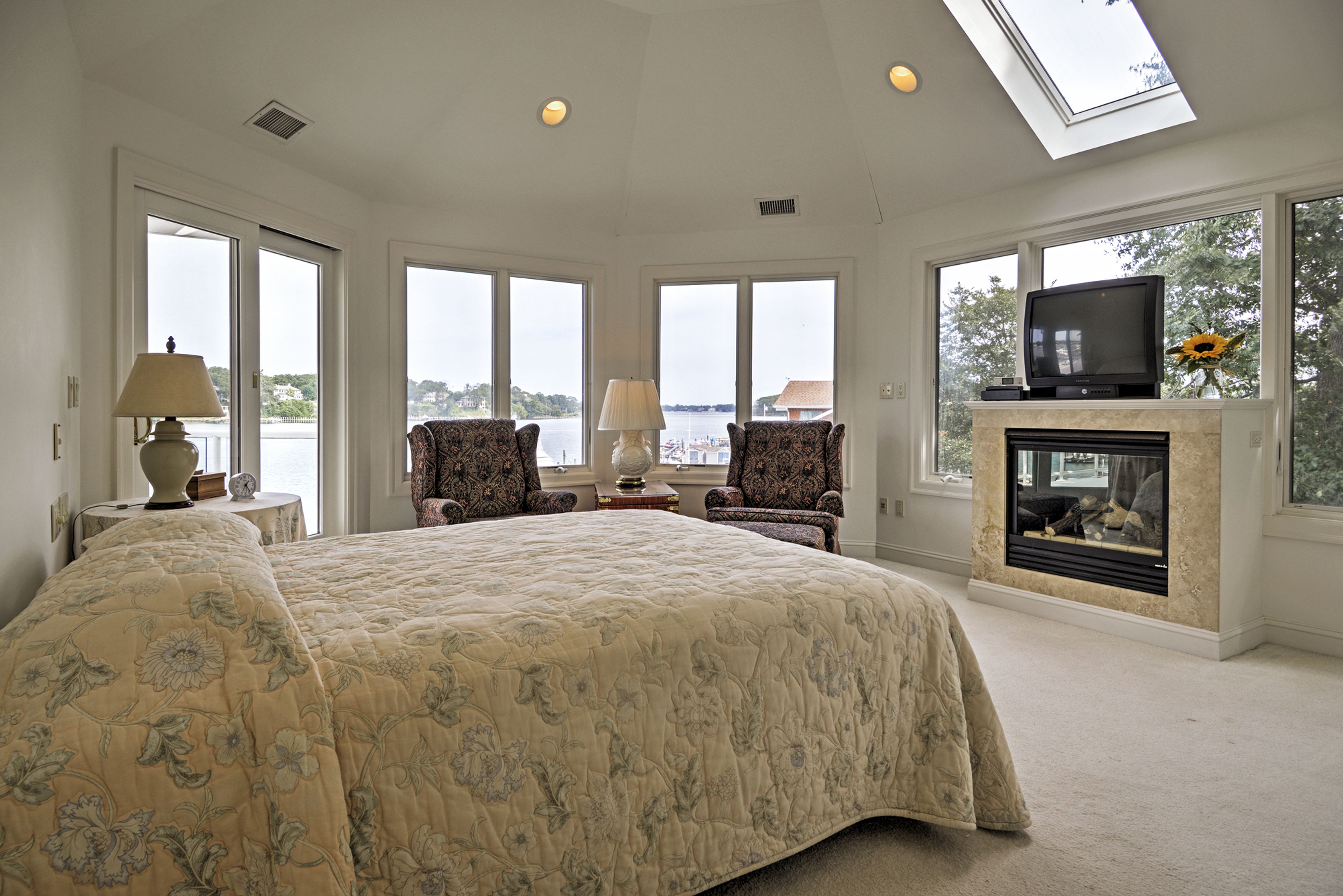 Bedroom 5 | Queen Bed | Cable TV | Gas Fireplace | Upper Level