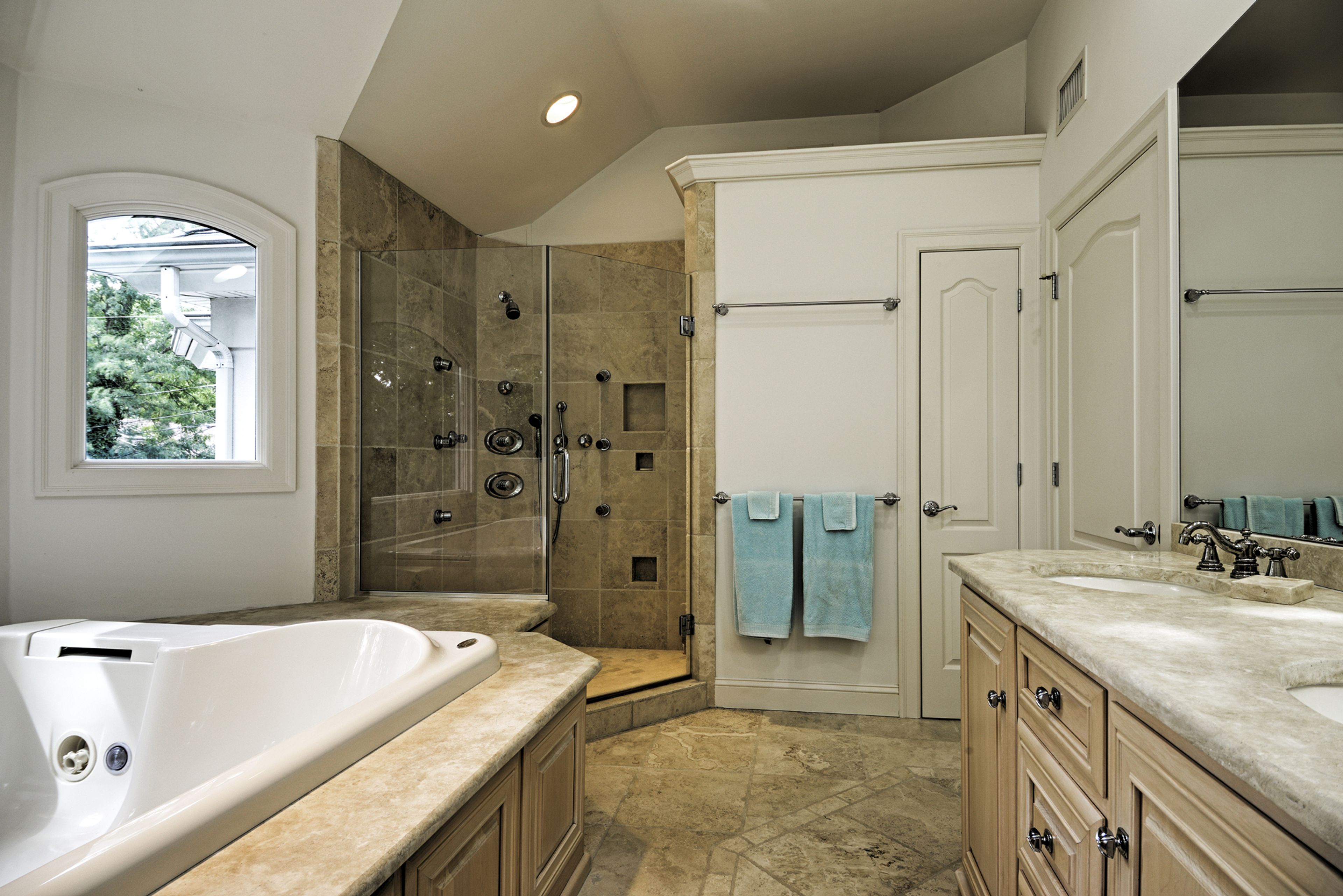 En-Suite Bathroom | Upper Level