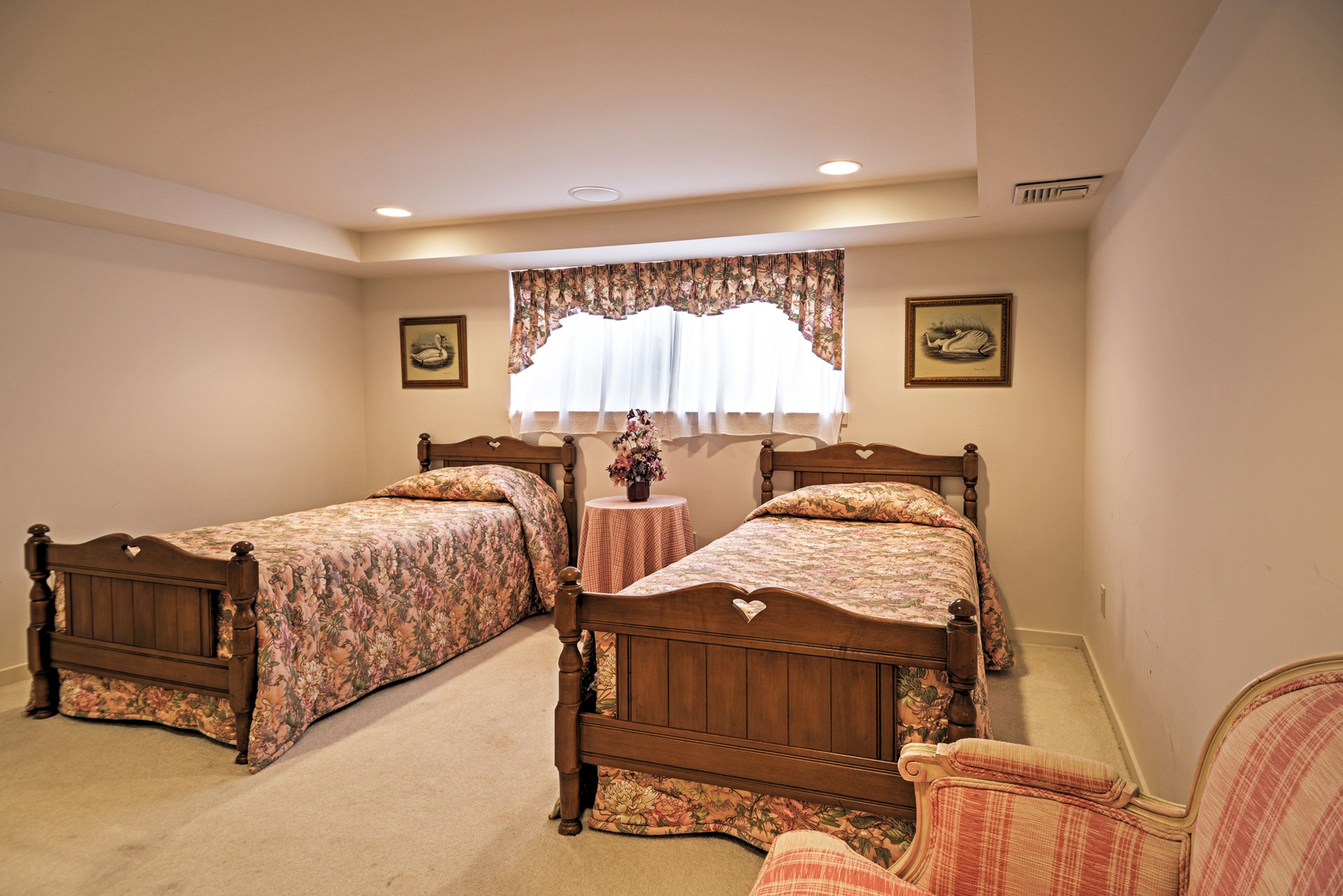 Bedroom 7 | 2 Twin Beds | Cable TV | Lower Level