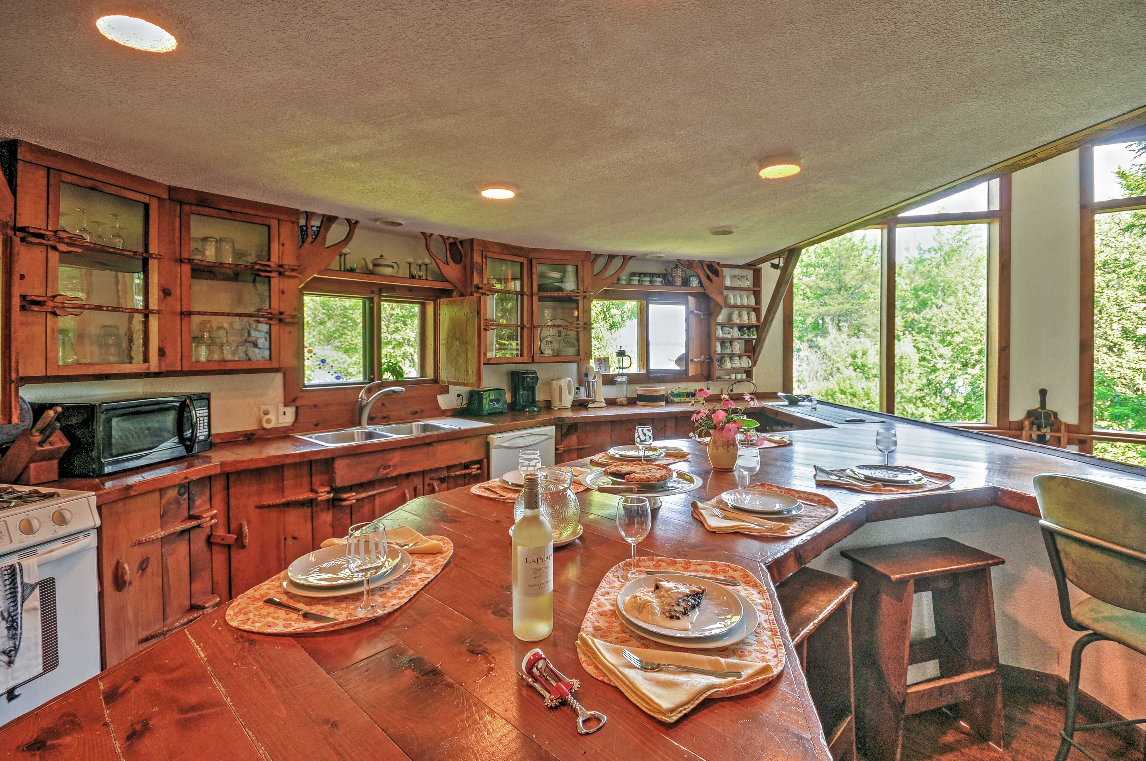 Fully Equipped Kitchen | Dishware/Flatware Provided