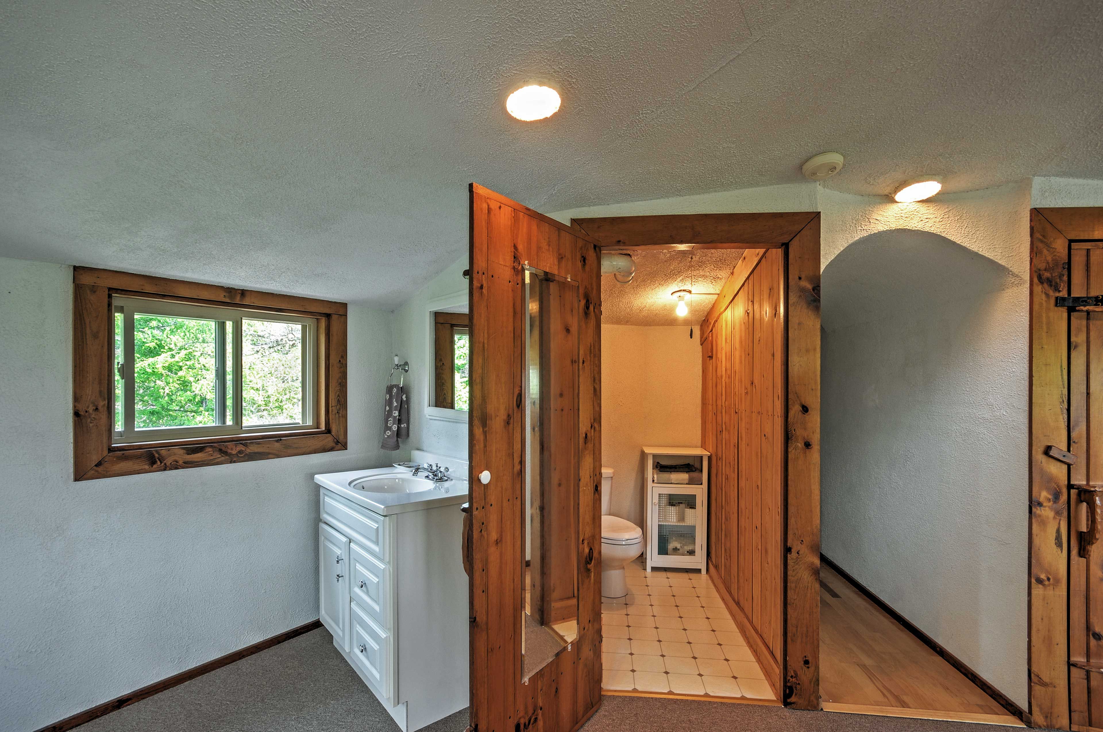 En-Suite Half Bathroom | Towels Provided