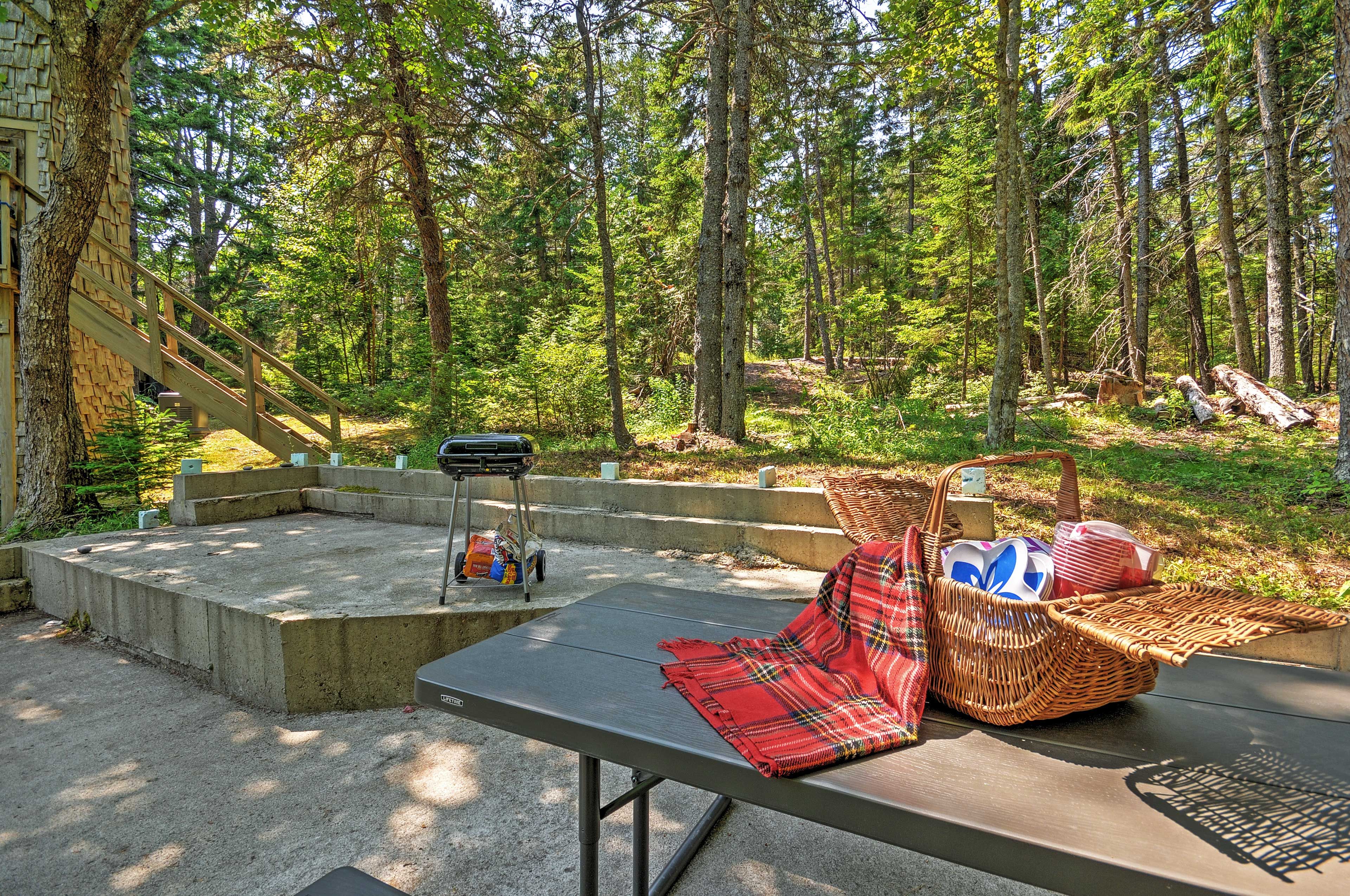 Patio | Charcoal Grill | Picnic Table