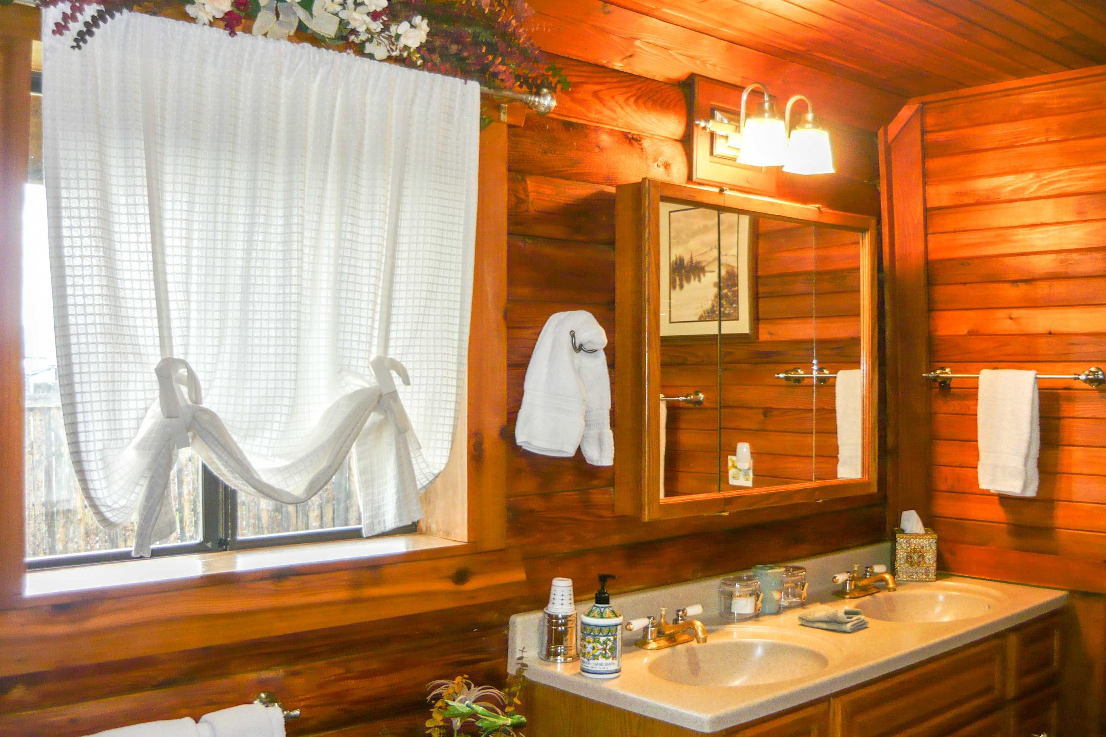 Full Bathroom | Towels Provided