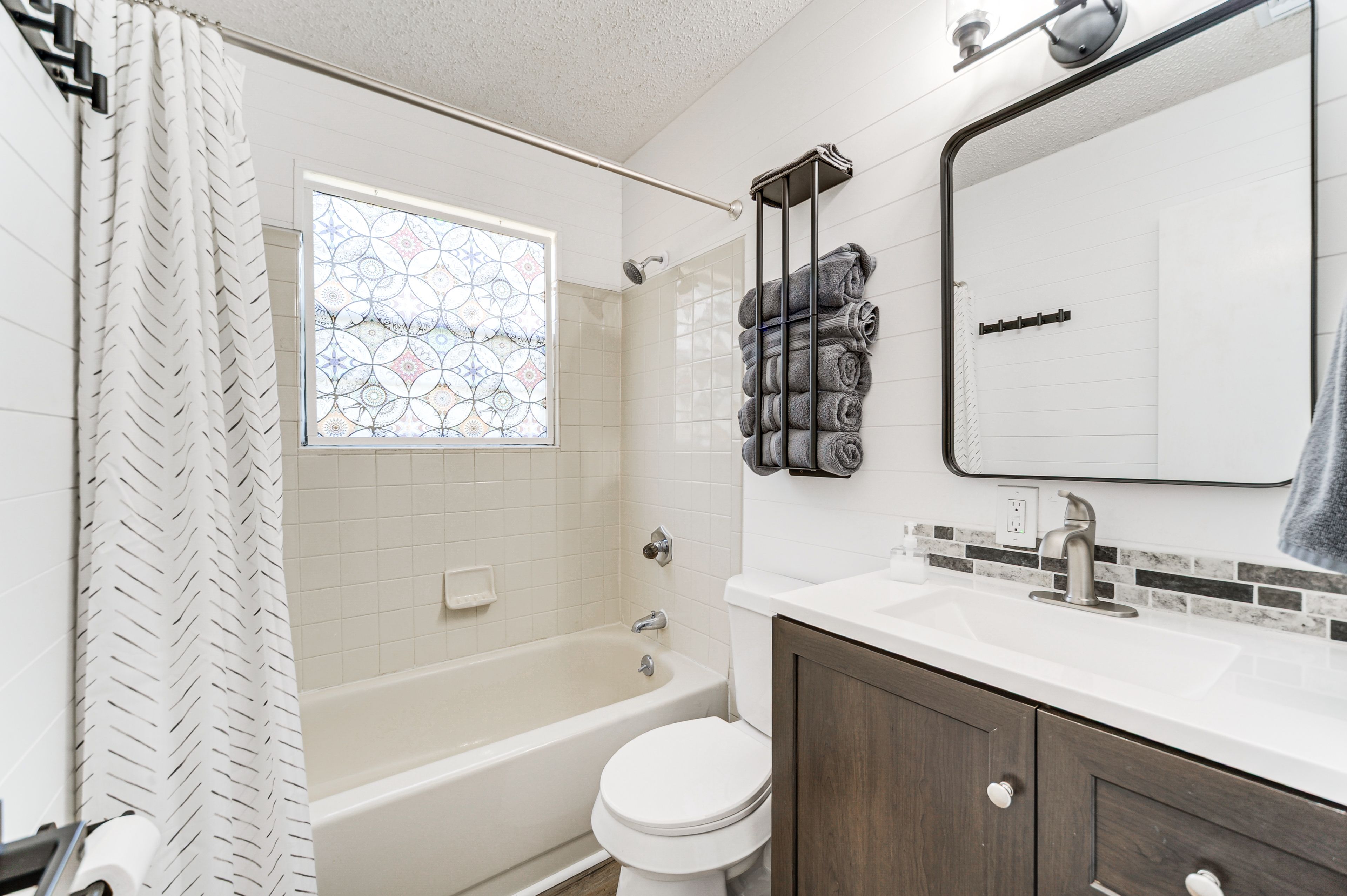 Full Bathroom | Towels Provided