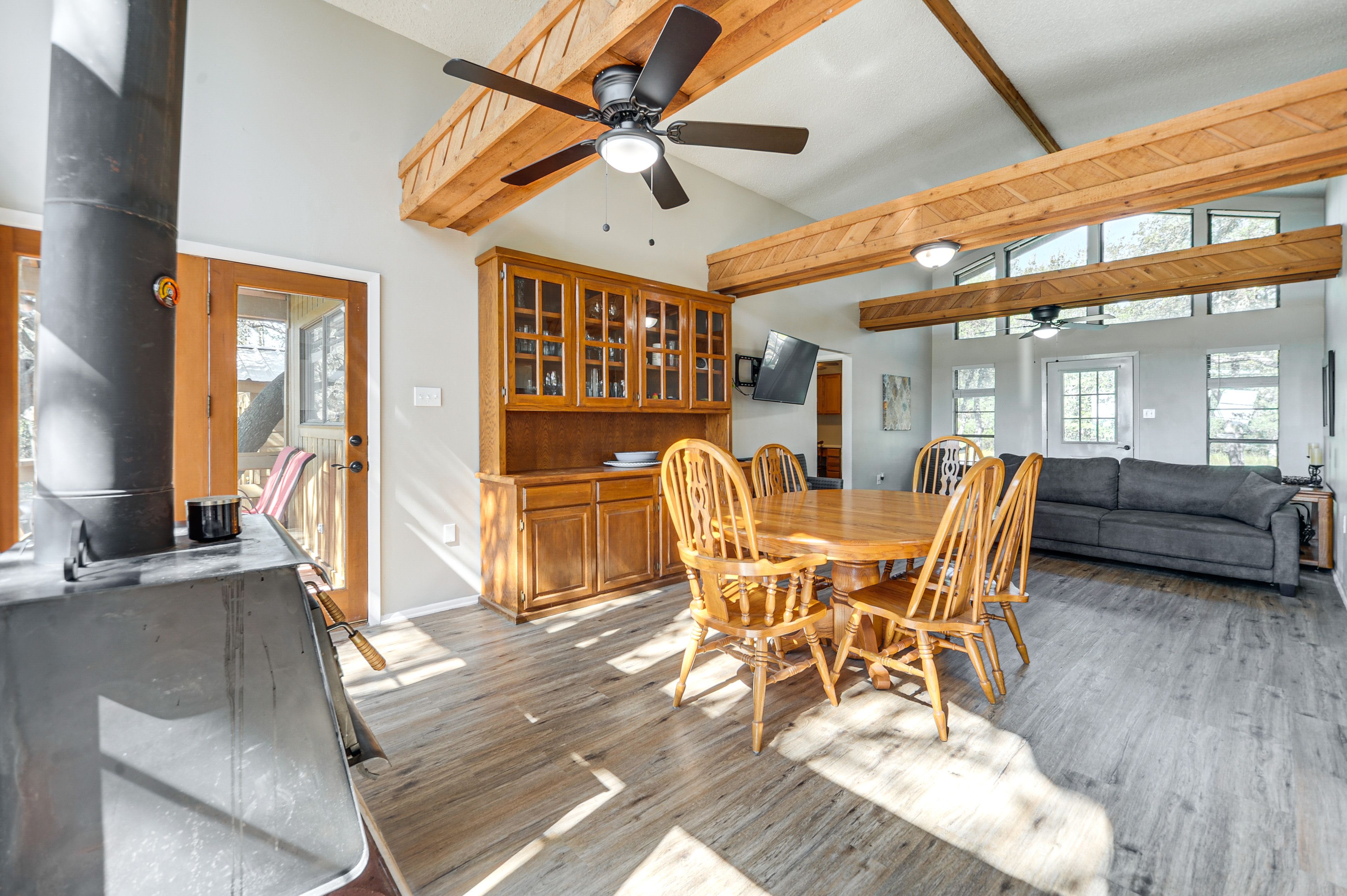 Dining Area | Dishware & Flatware Provided