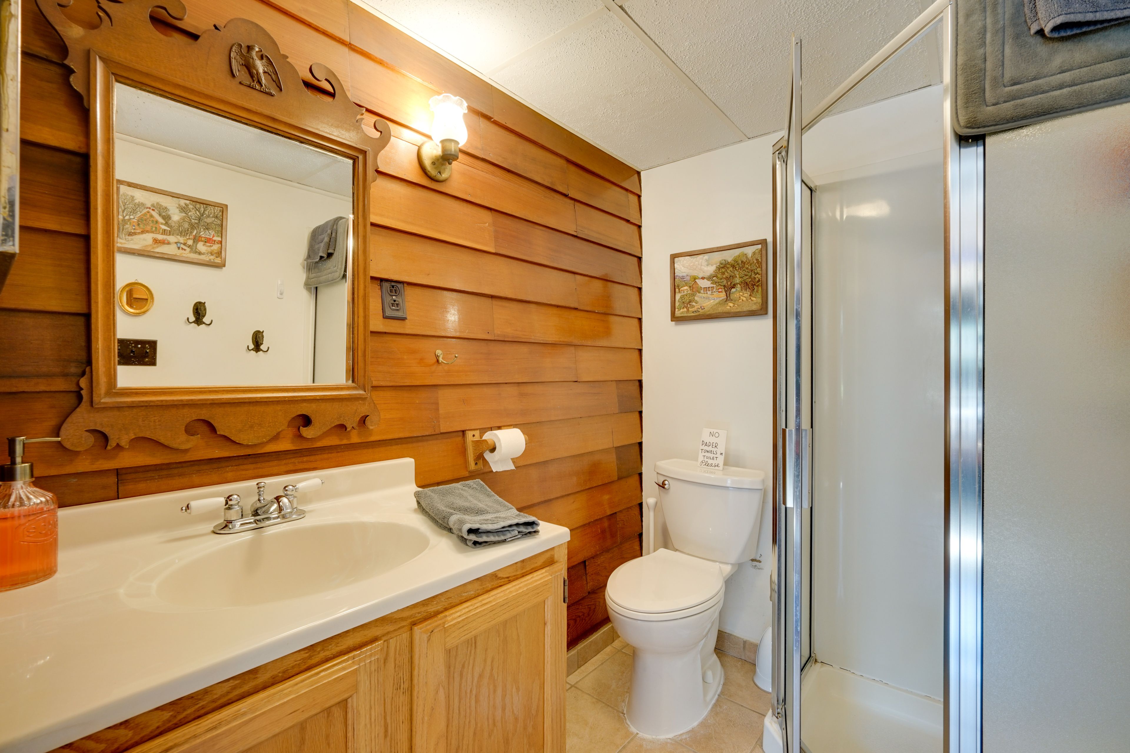 Full Bathroom | Towels Provided
