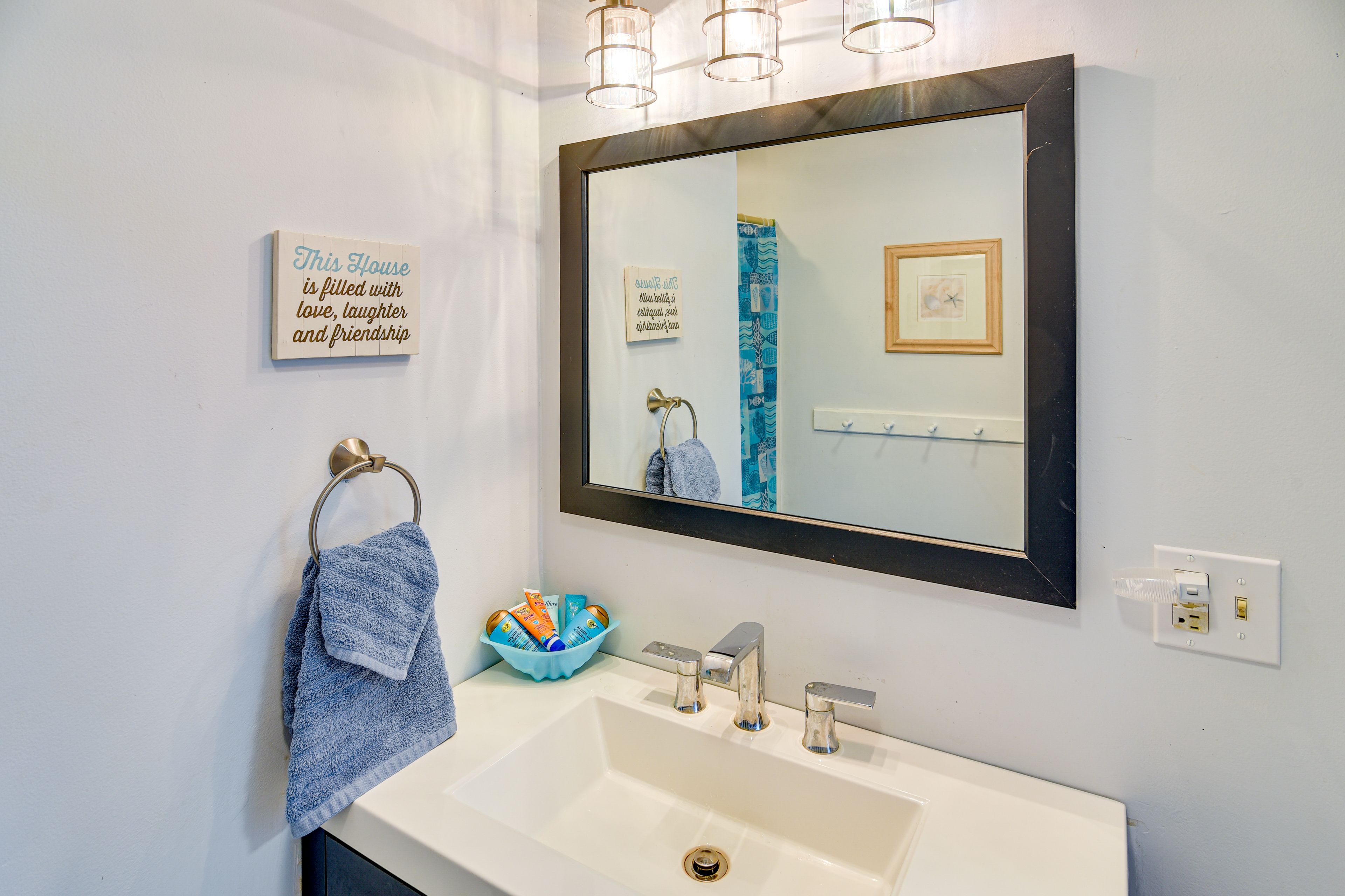 Full Bathroom | Towels Provided