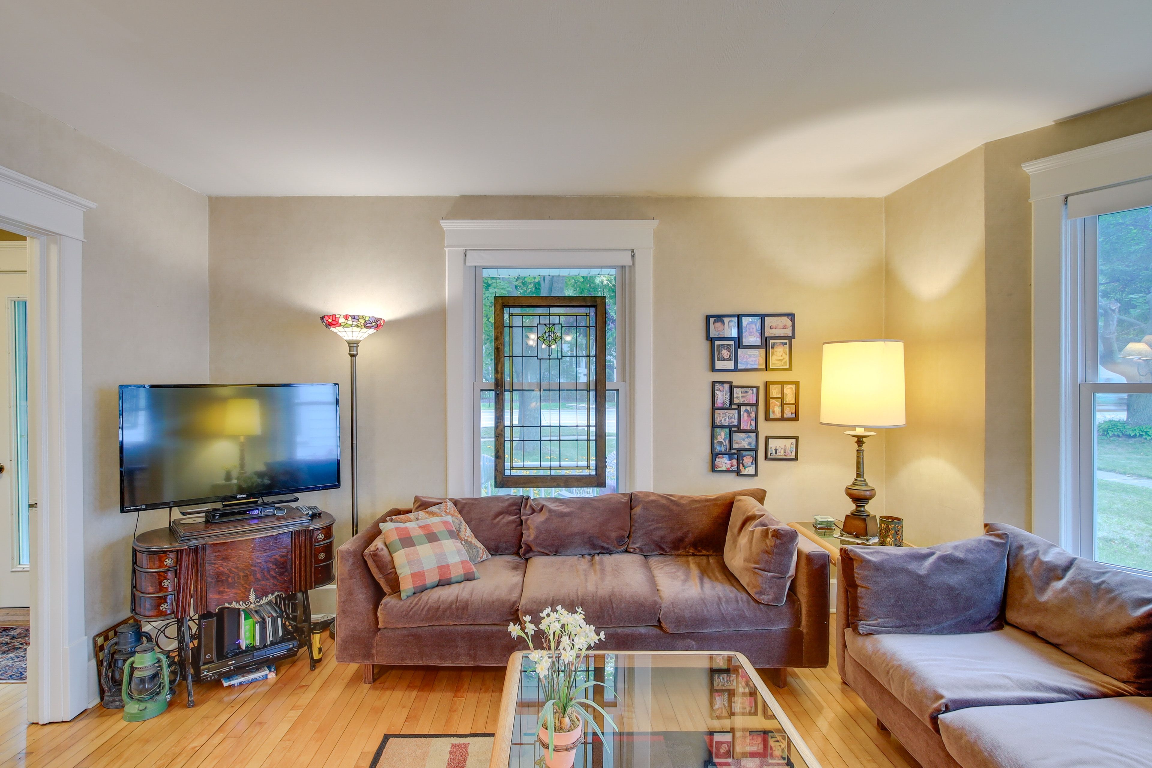 Living Room | Air Conditioning | Cable TV