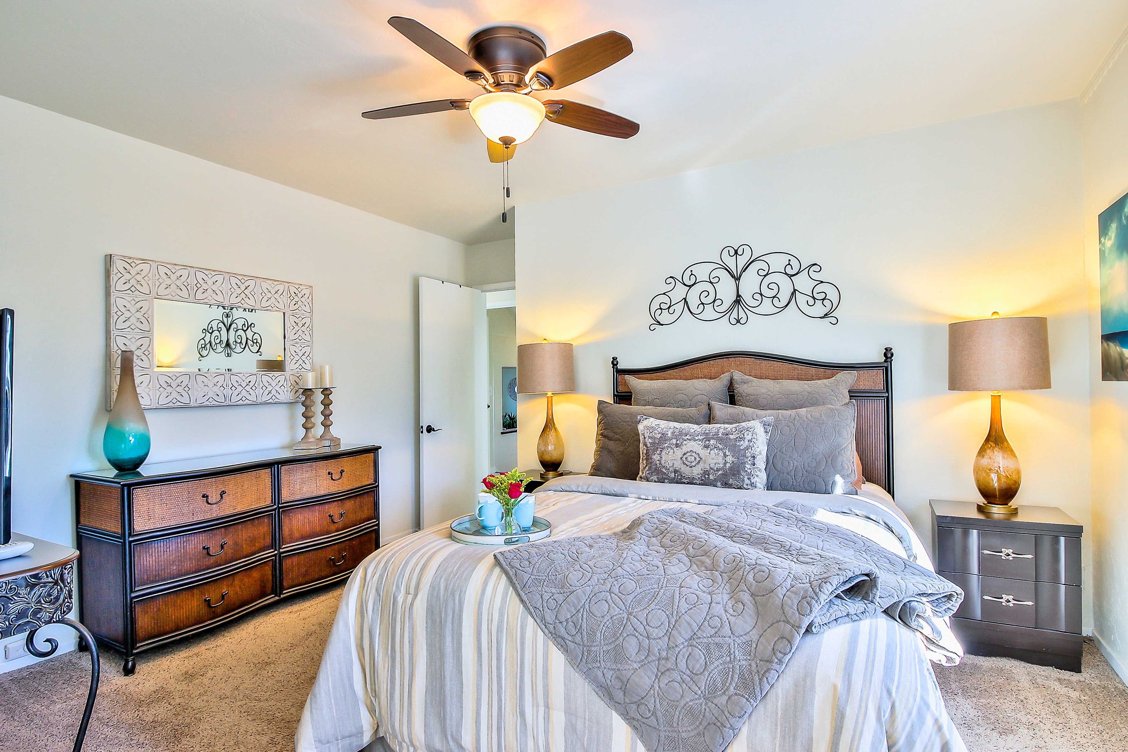 Bedroom 1 | Queen Bed