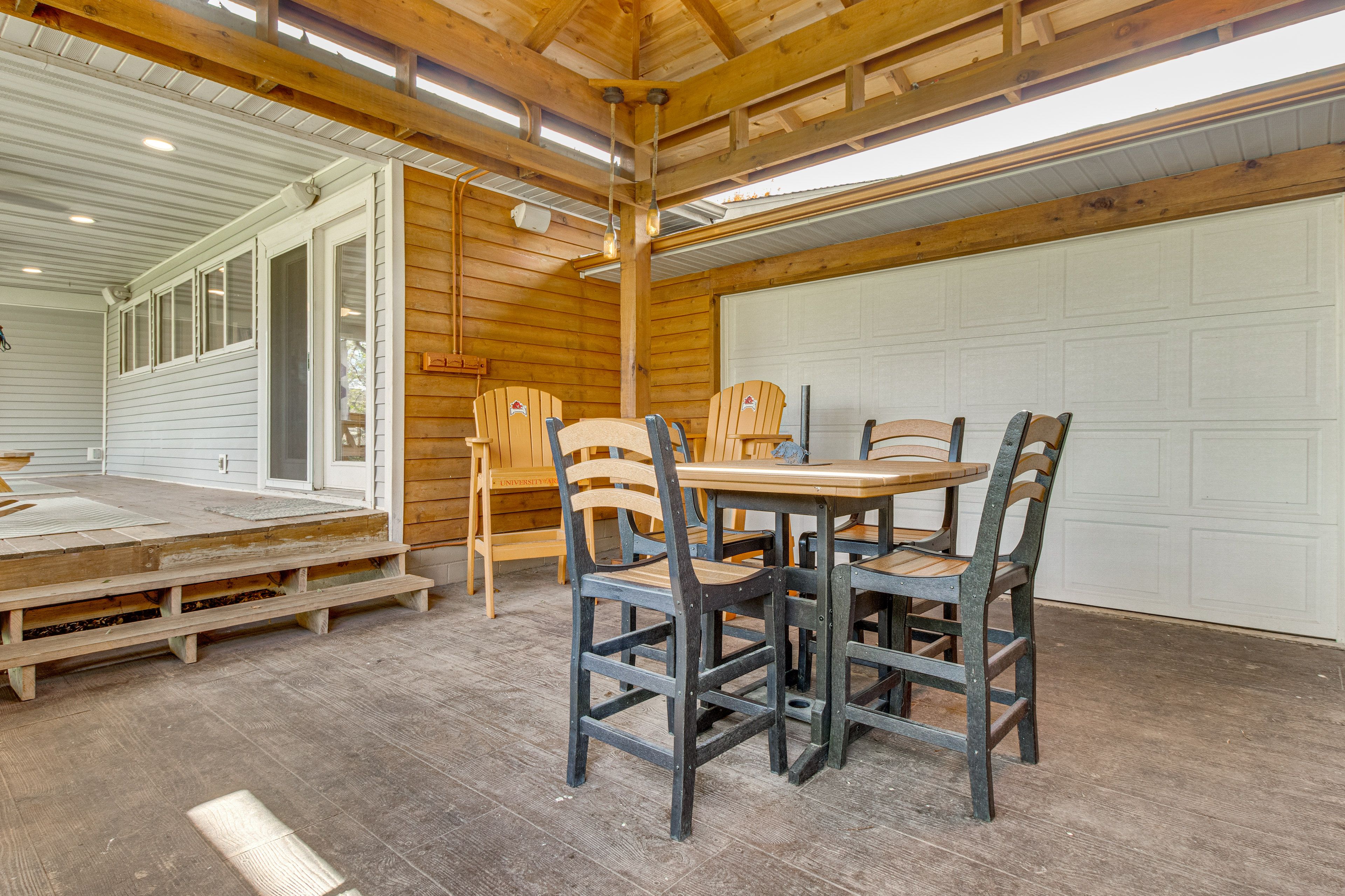 Deck | Outdoor Dining Area | Breakfast Bar