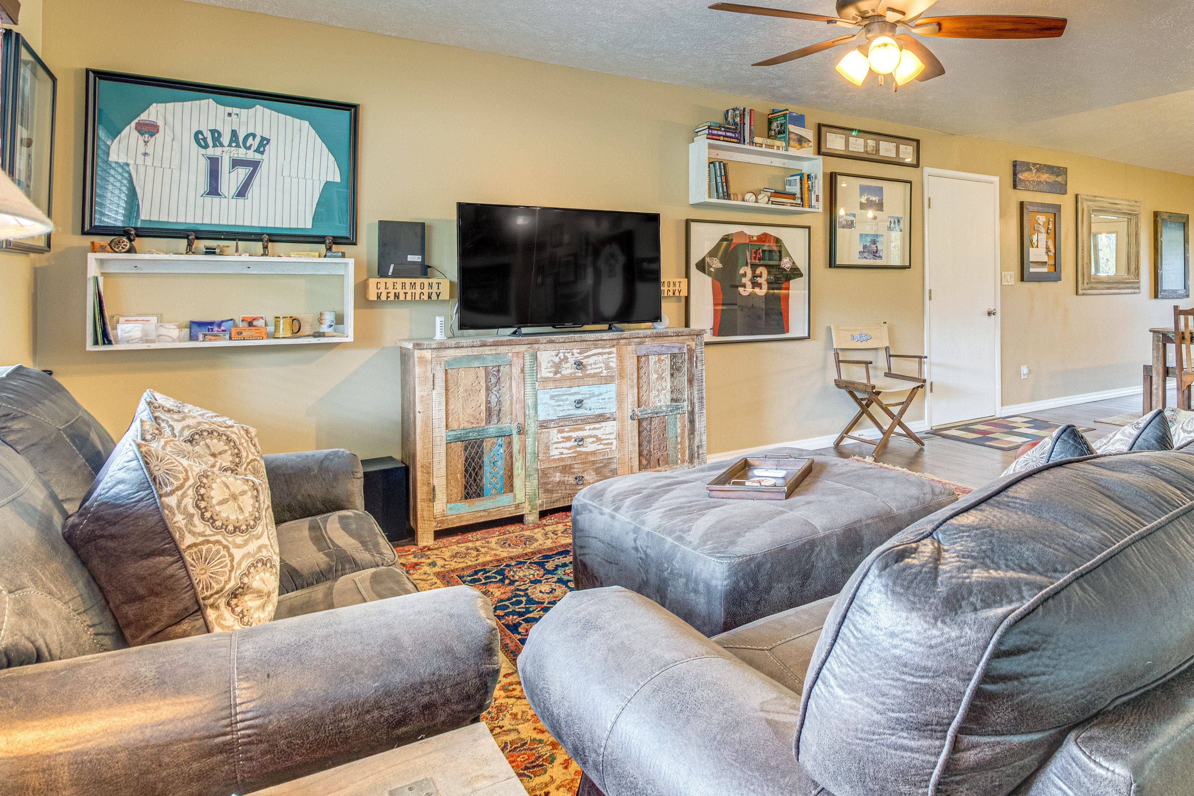 Living Room | Free WiFi | Wall-Mounted A/C Units