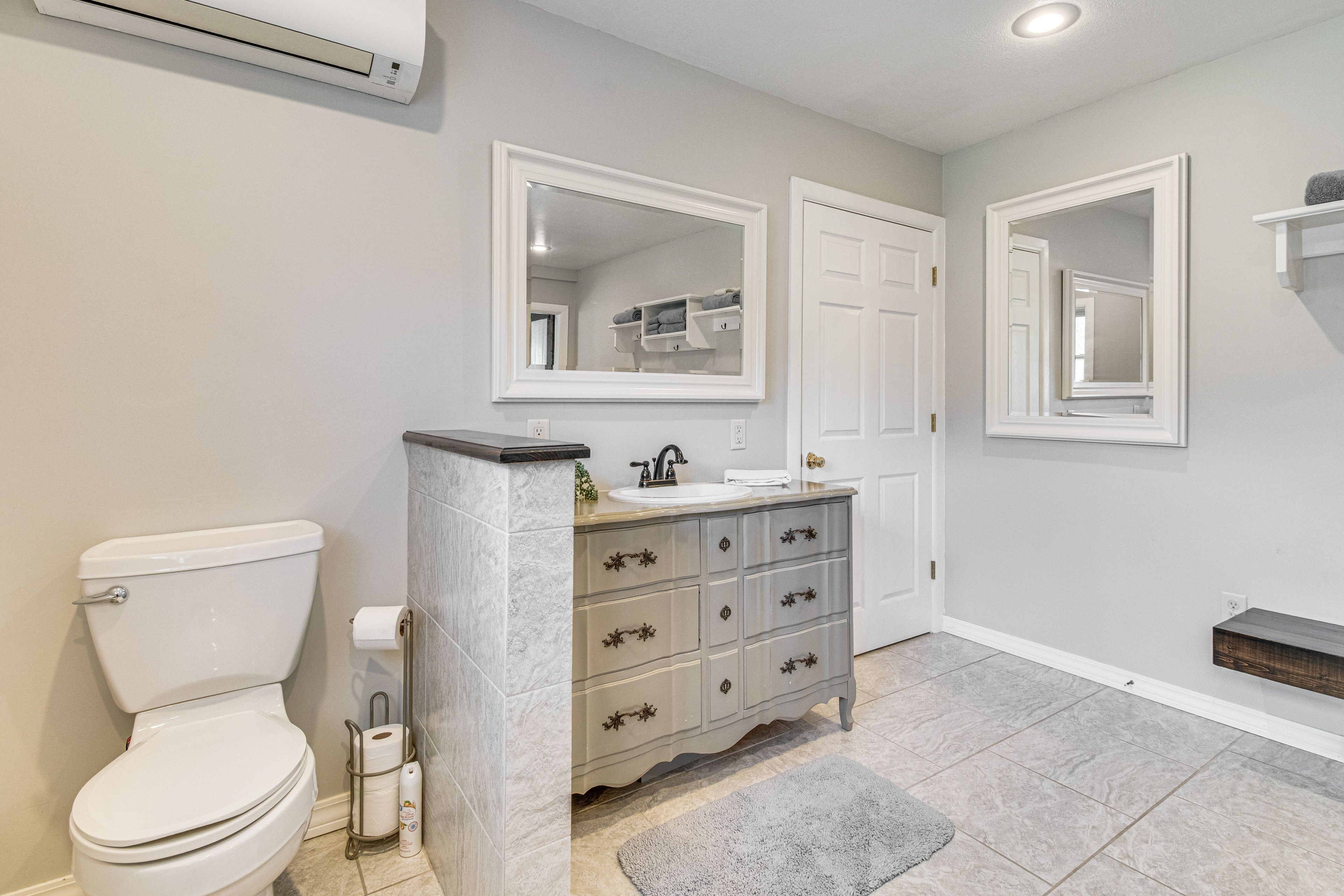En-Suite Bathroom | Towels Provided | Step-Free Shower
