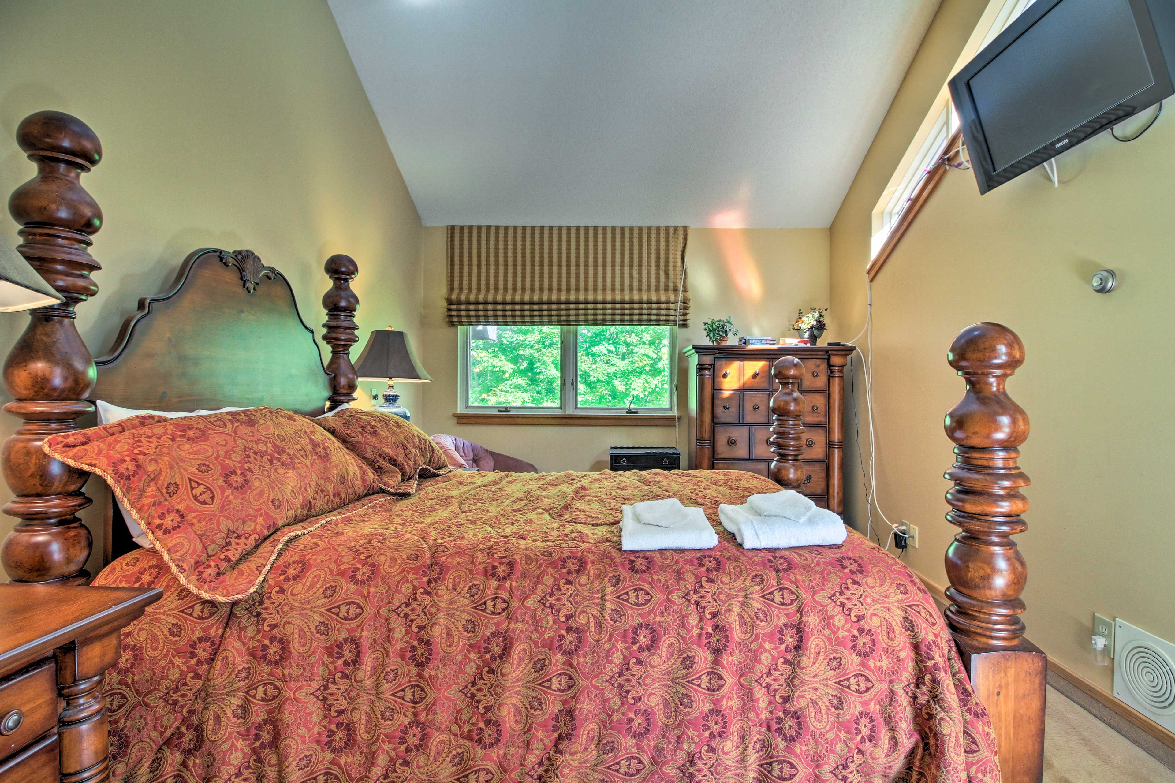 Bedroom 1 | Queen Bed | Second Story