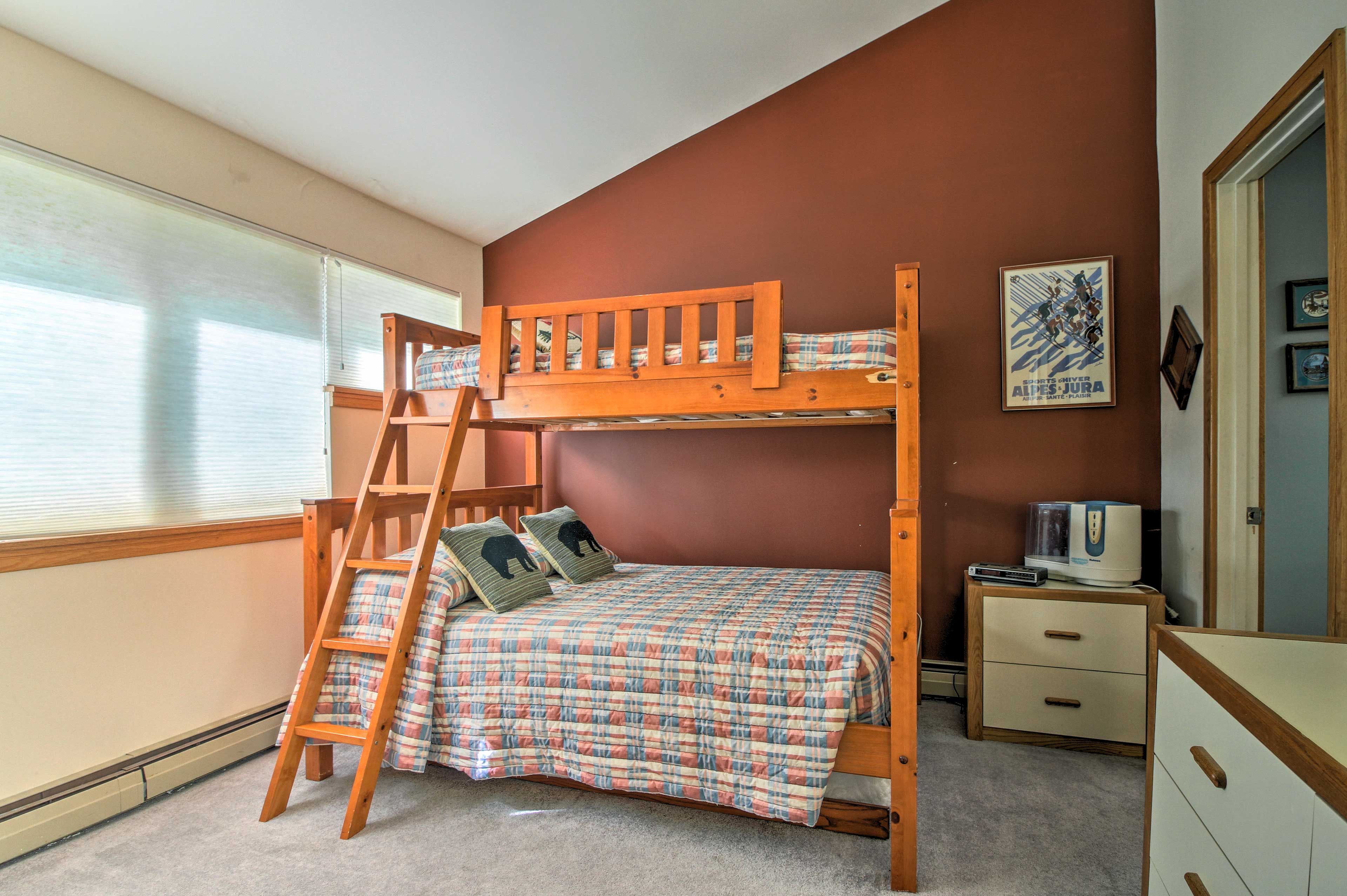 Bedroom 2 | Twin/Full Bunk Bed w/ Twin Trundle Bed | Second Story
