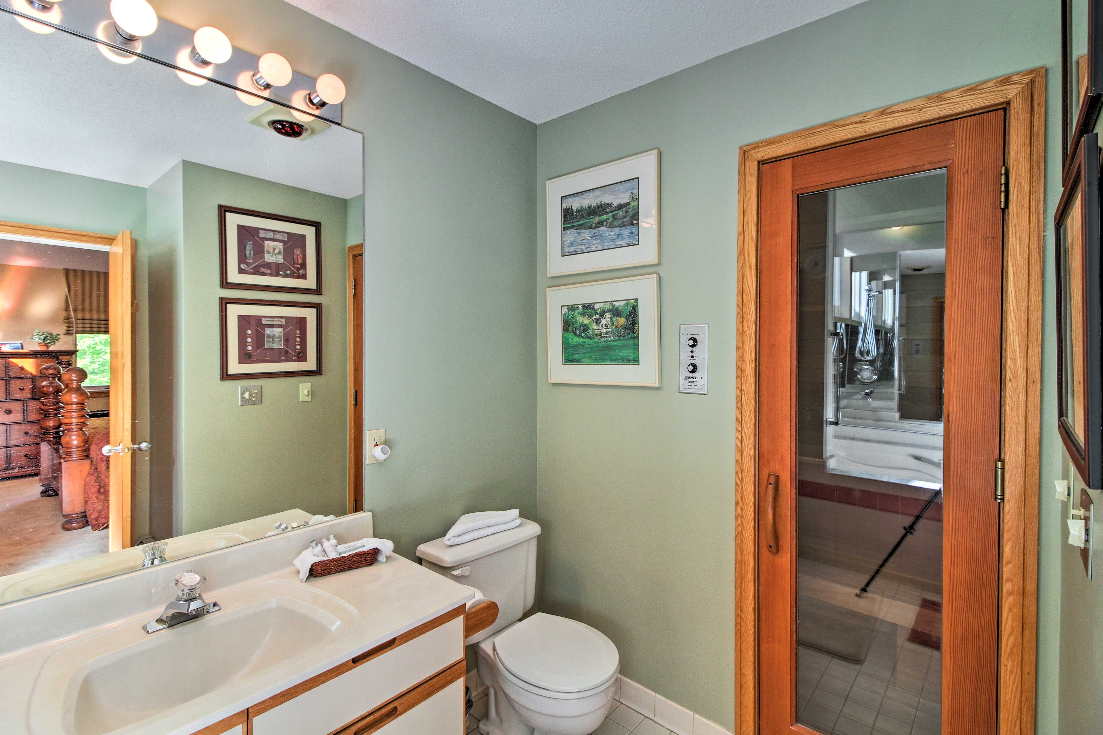 En-Suite Bathroom | Jetted Tub | Walk-In Shower