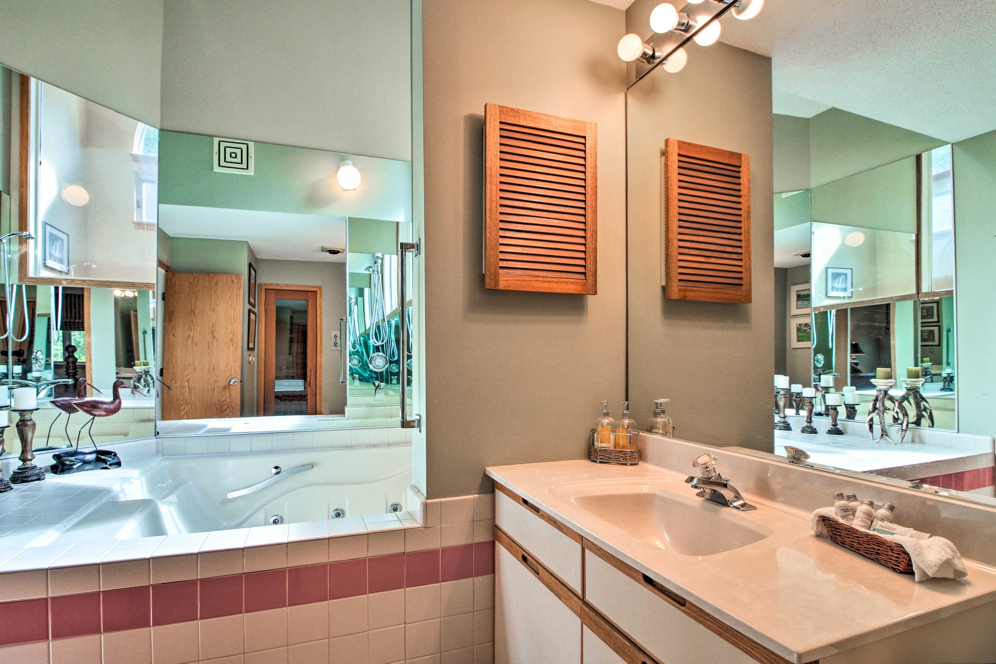 En-Suite Bathroom | Towels Provided
