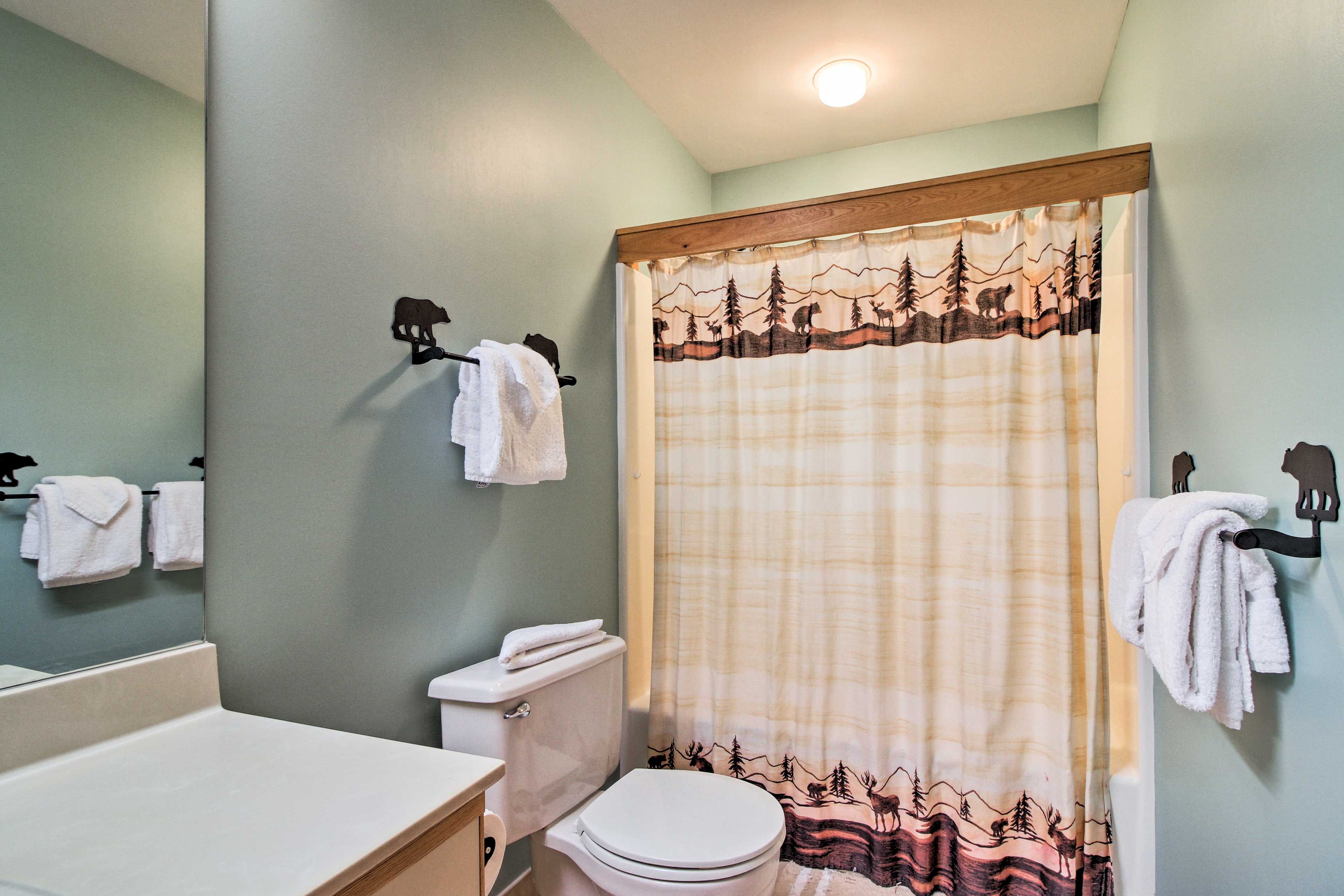 En-Suite Bathroom | Shower/Tub Combo