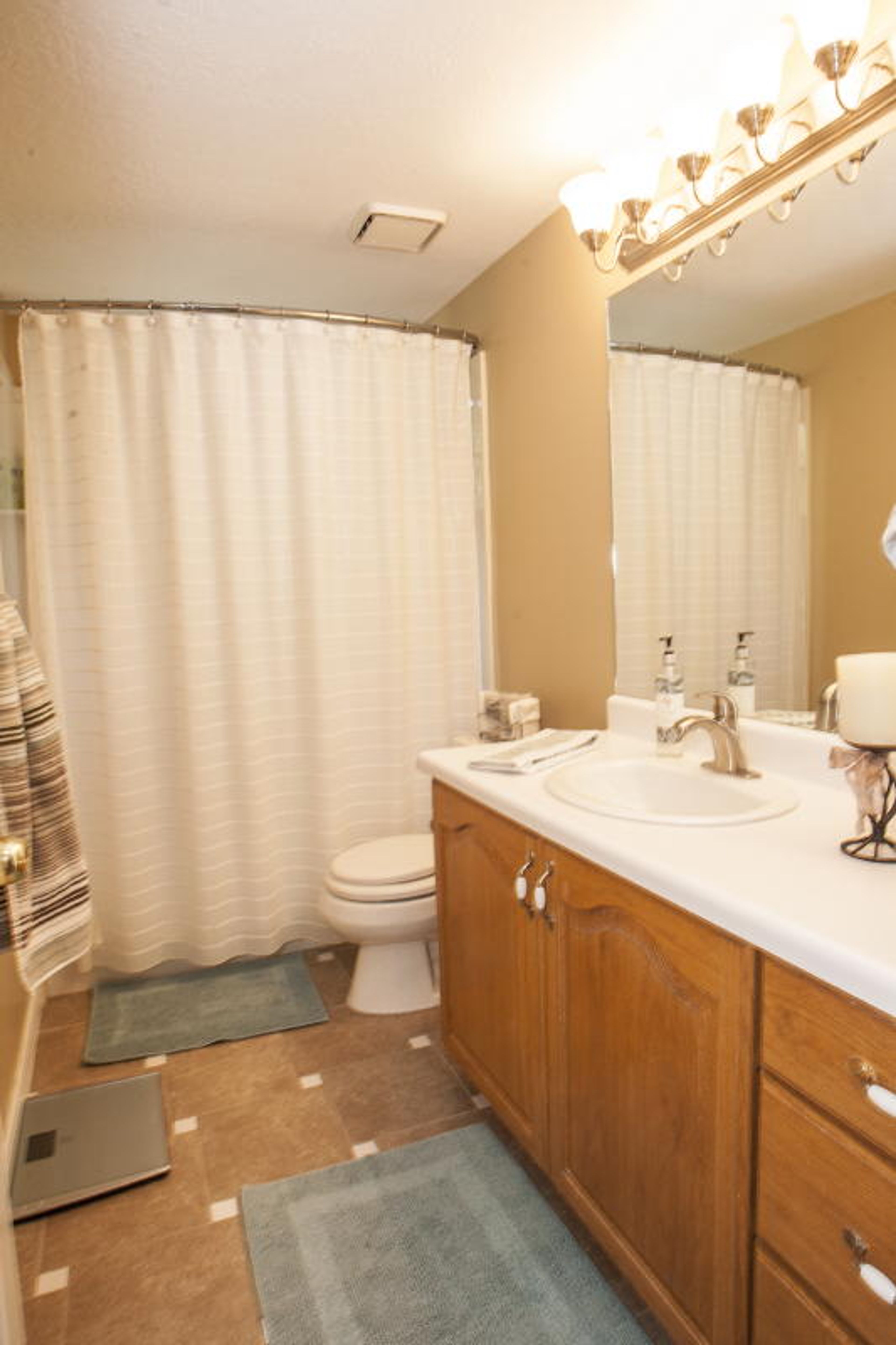 Full Bathroom | Towels Provided