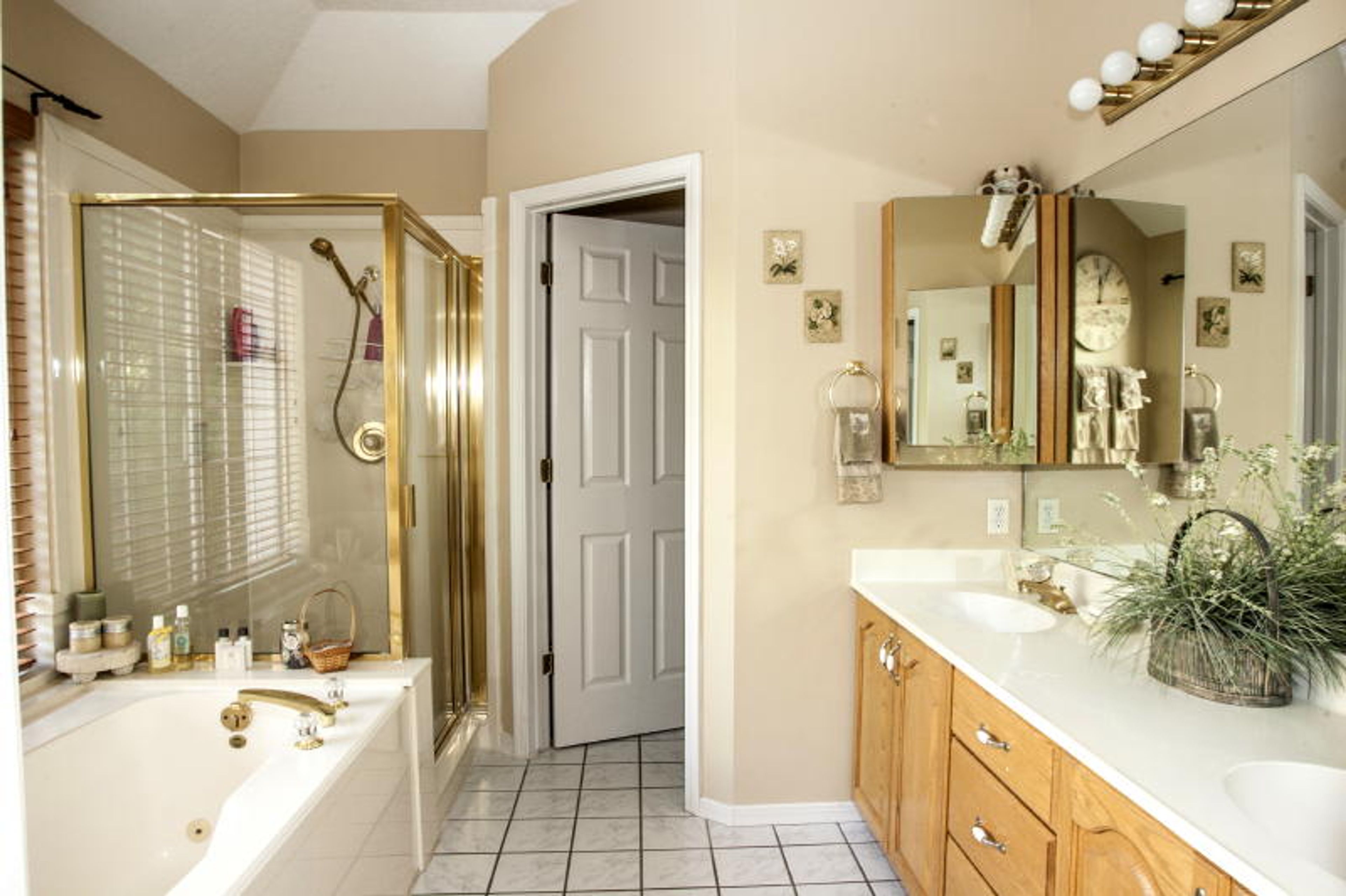 En-Suite Bathroom | Bathtub & Walk-In Shower