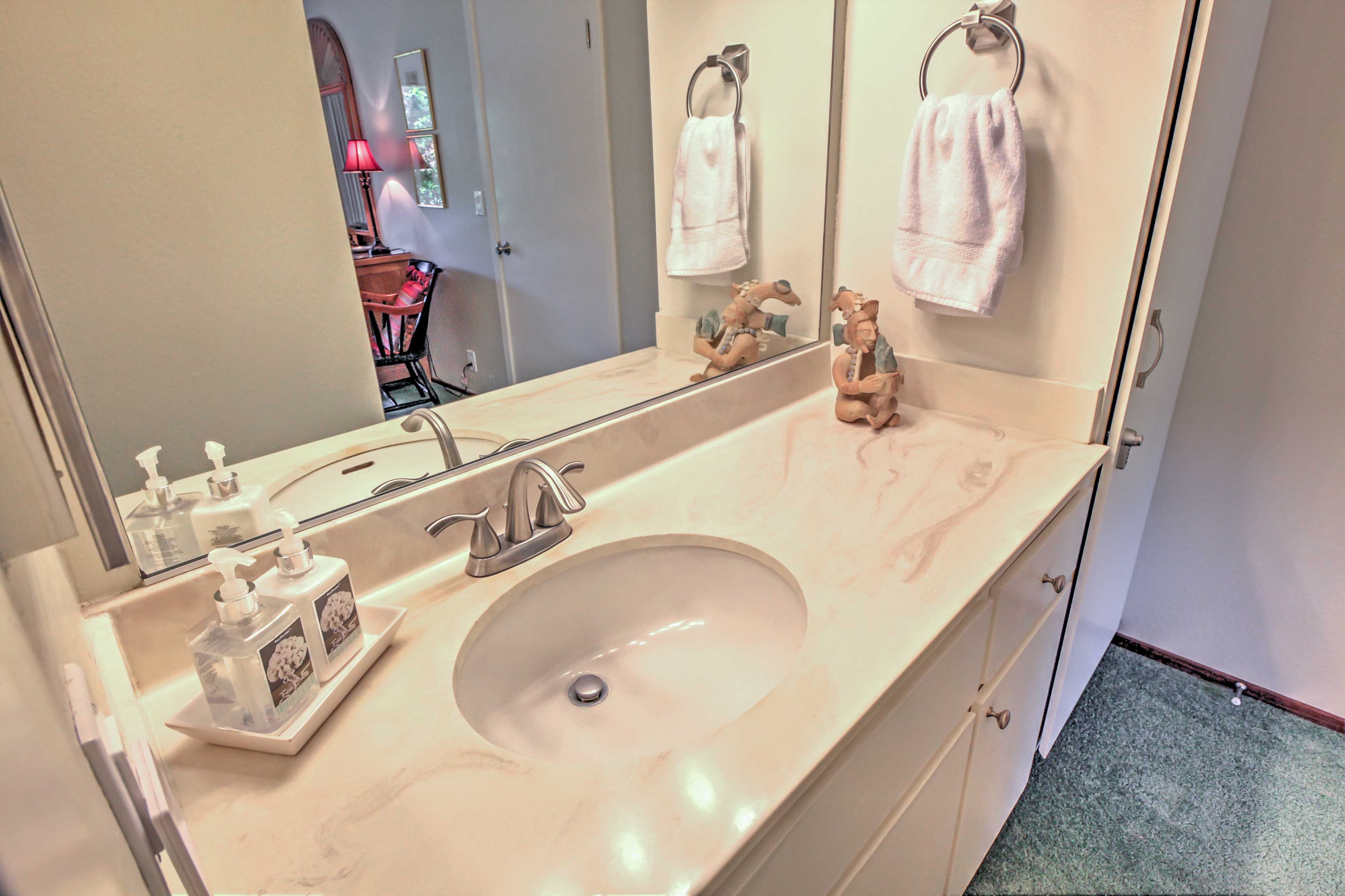 Full Bathroom | Towels Provided