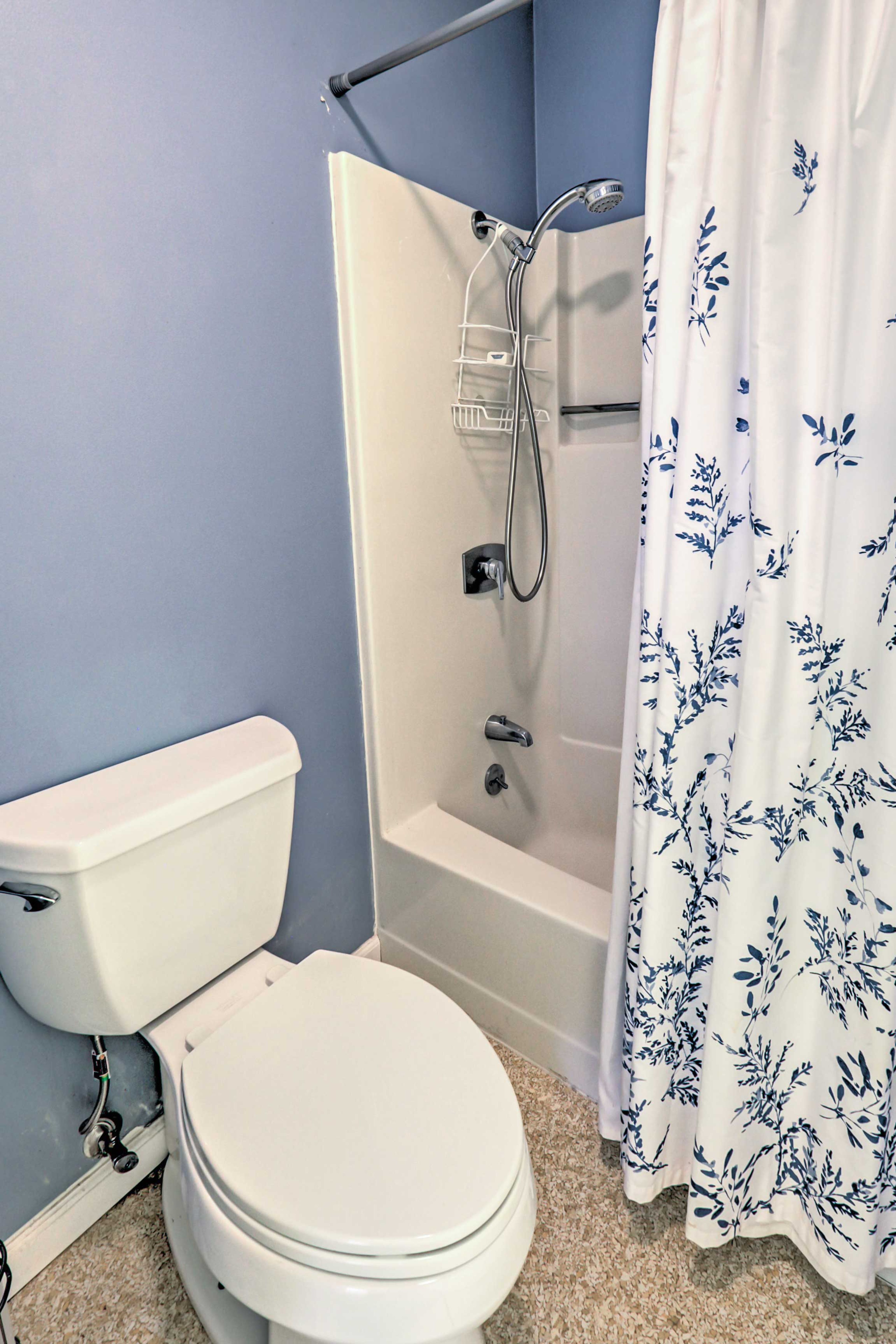 Full Bathroom | Towels Provided | Shower/Tub Combo