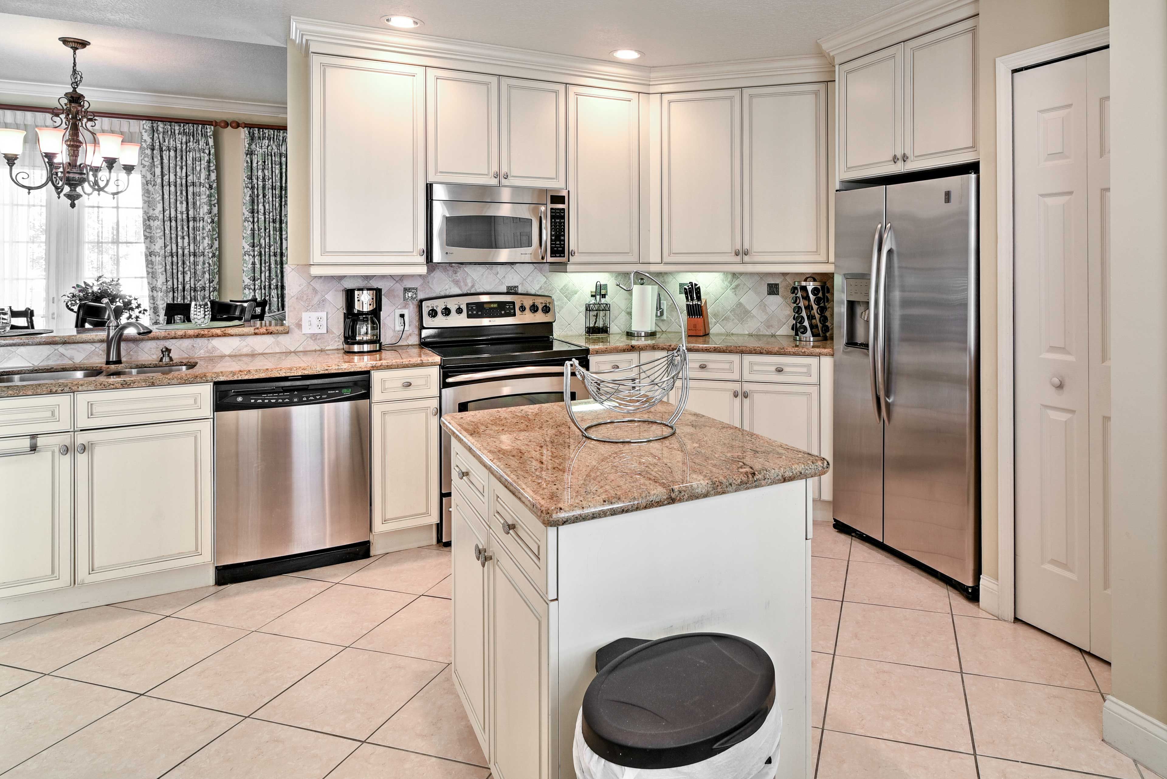Fully Equipped Kitchen | Trash Bags/Paper Towels Provided