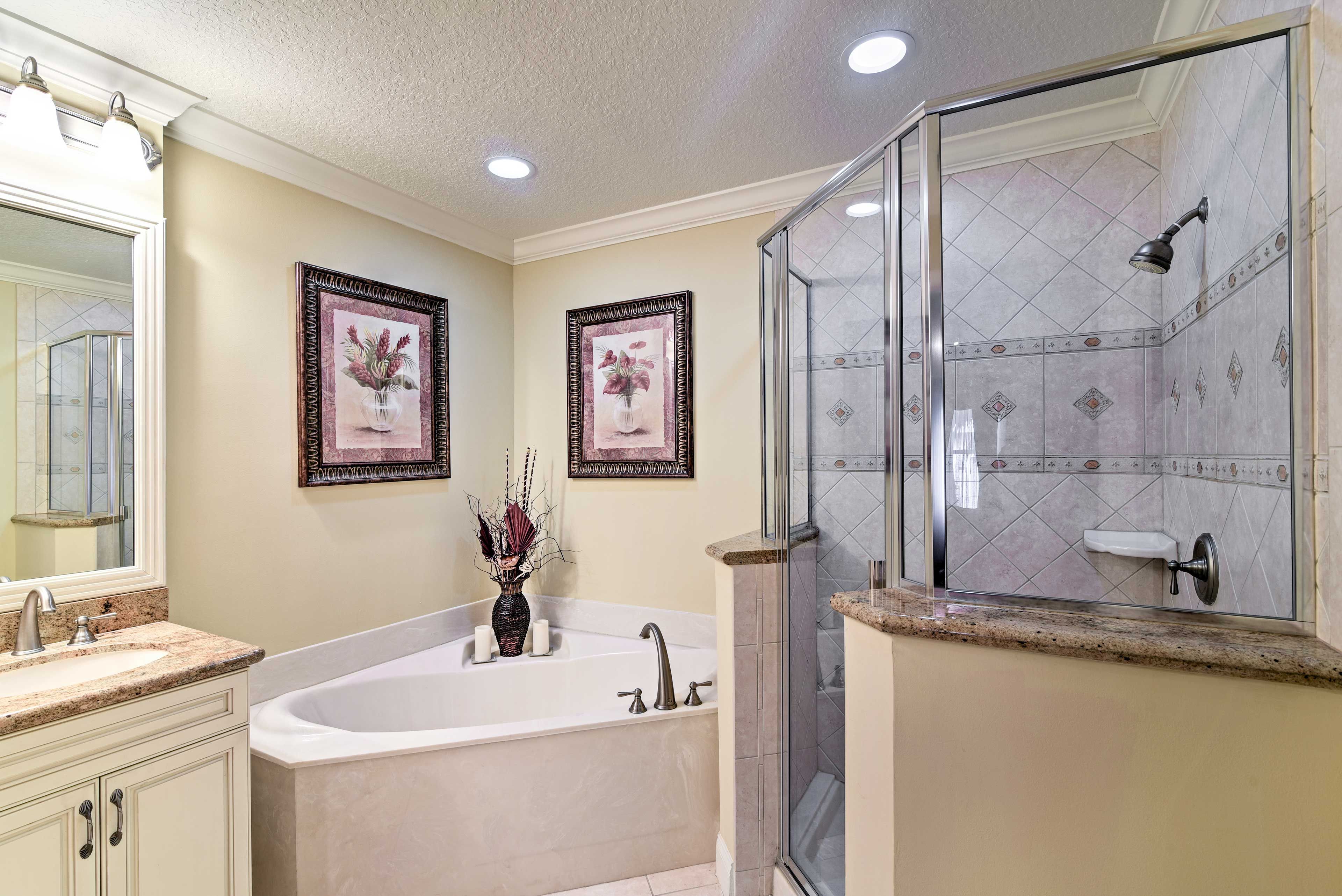 En-Suite Bathroom | Towels Provided | Soaking Tub