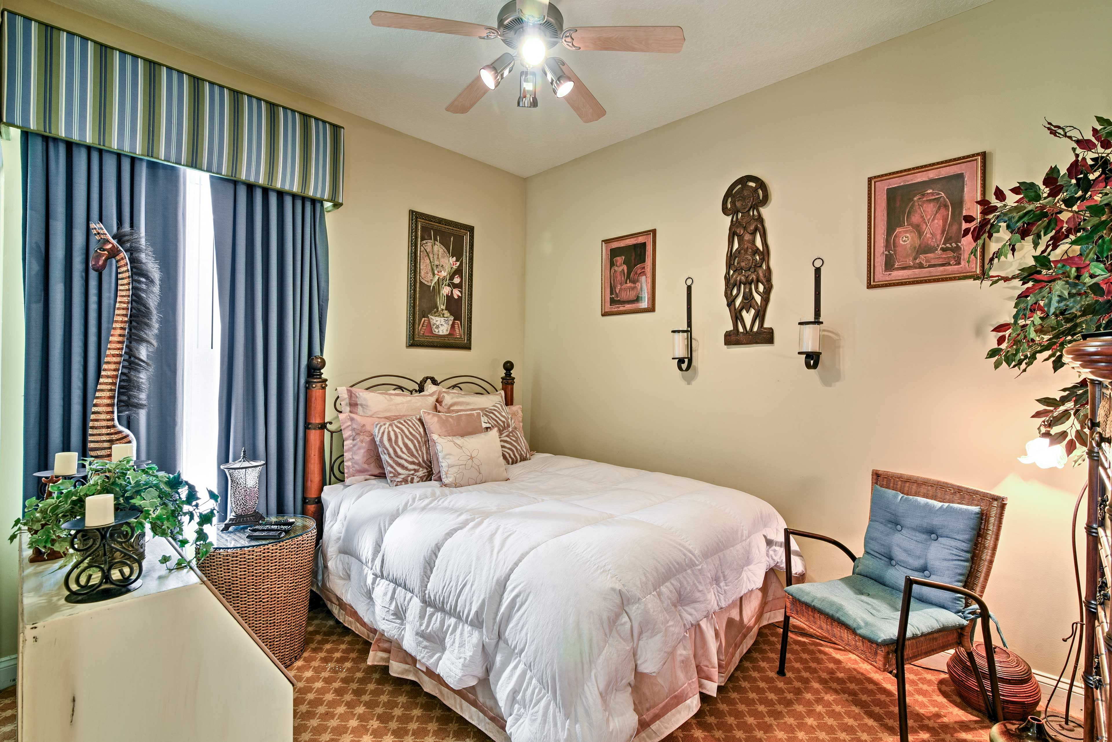 Bedroom 2 (Jungle Room) | Queen Bed